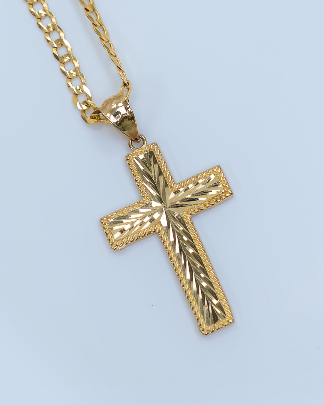 Dije de Cruz facetada en 2 Oros, elaborado en Oro italiano 14k