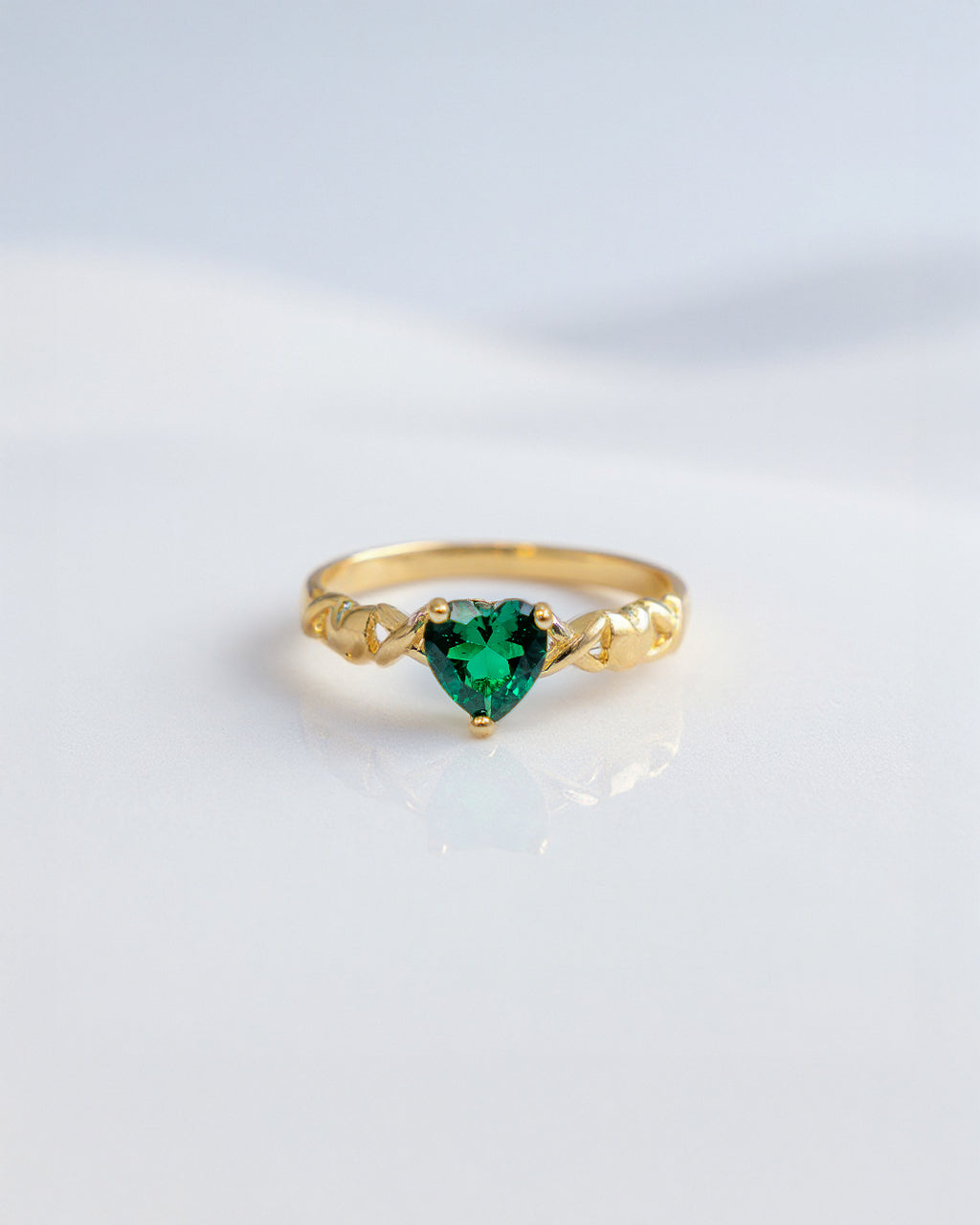 Anillo de dama casual, Oro Italiano 14K, Corazón Verde