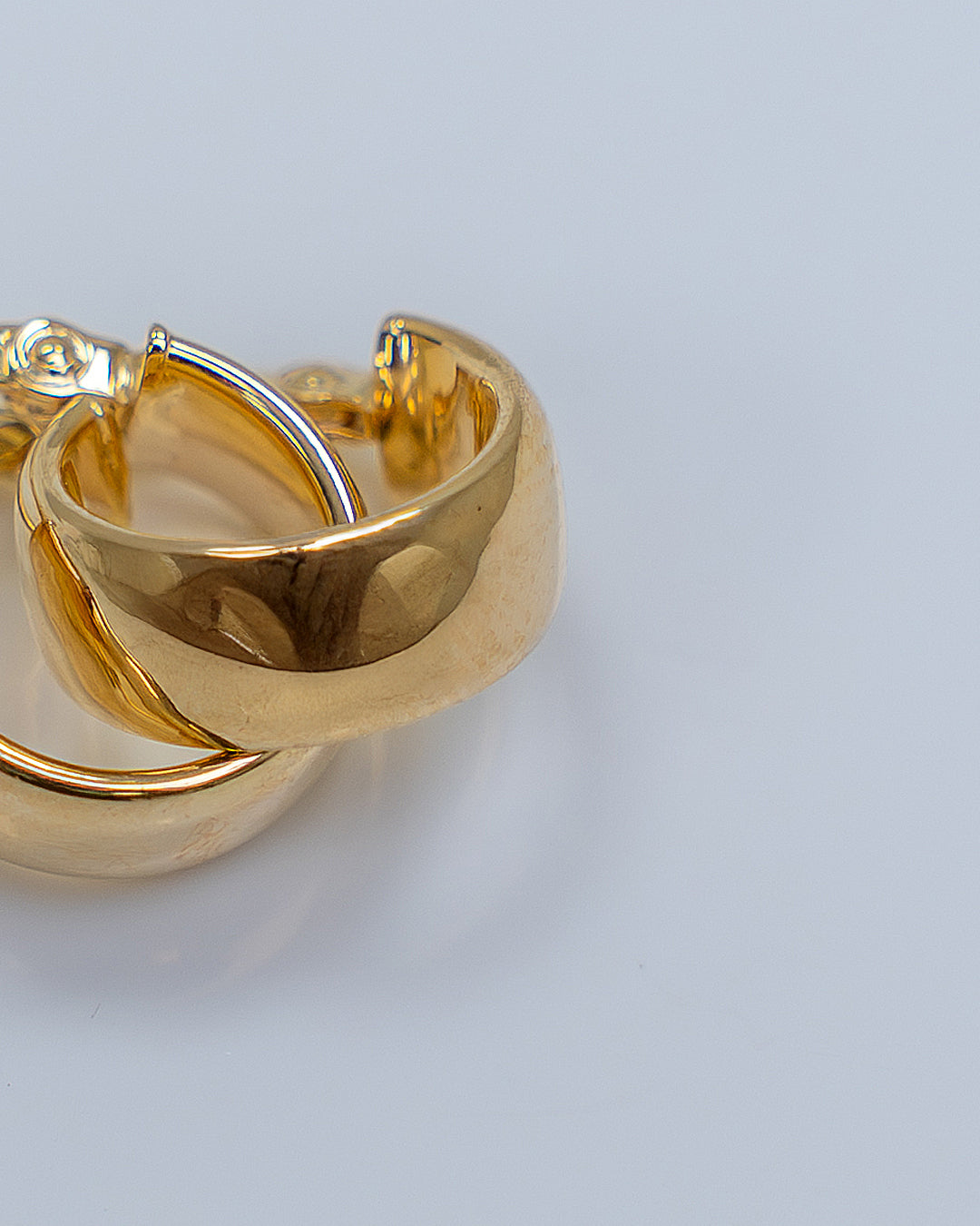 Aro de Oro delicado detalle