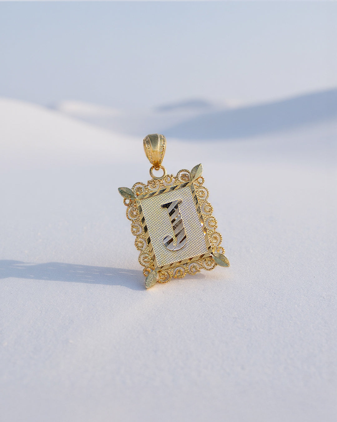 Dije de placa con la inicial "J" Oro Italiano 14K (Puedes conseguir toda las letras)