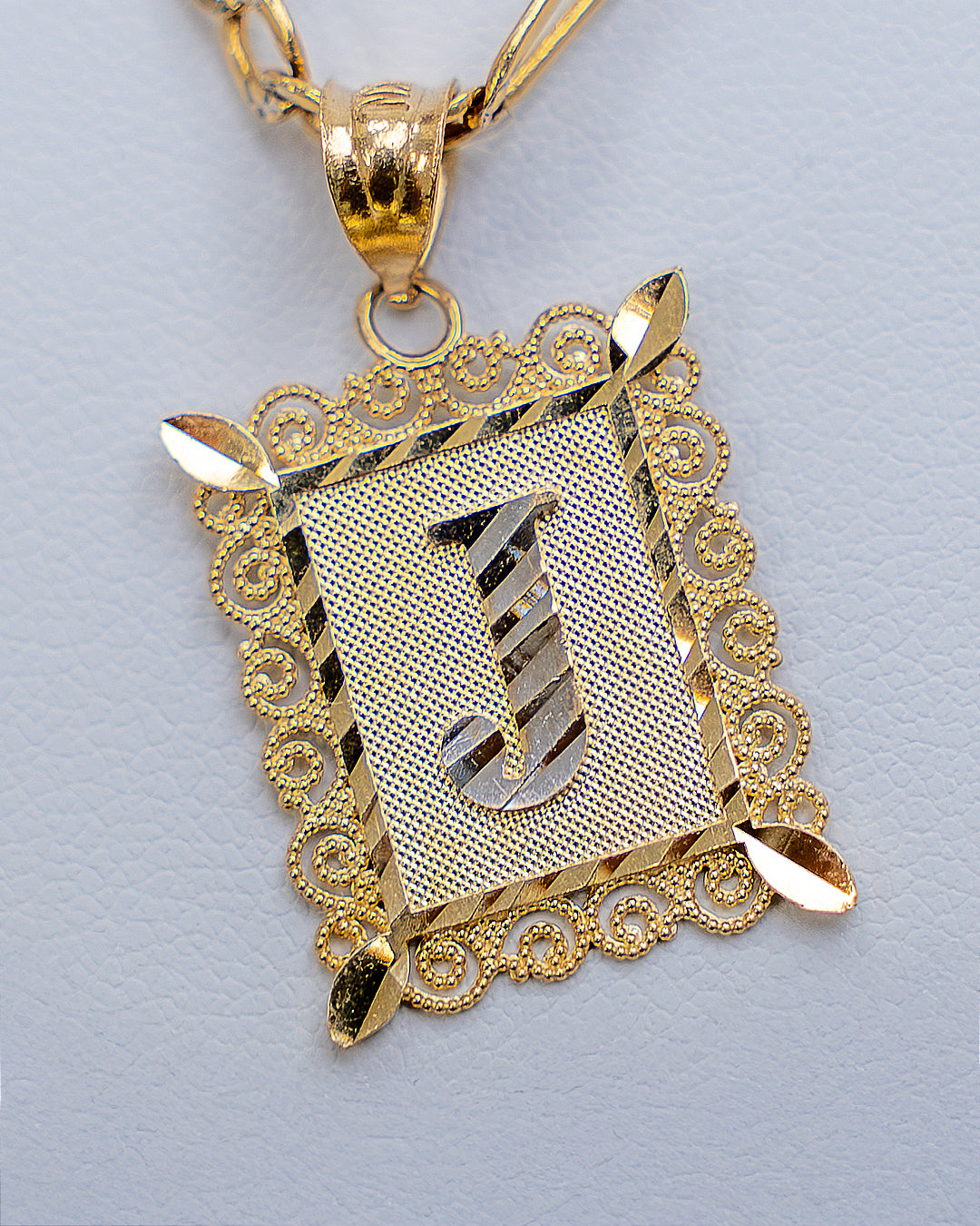 Dije de placa con la inicial "J" Oro Italiano 14K (Puedes conseguir toda las letras)