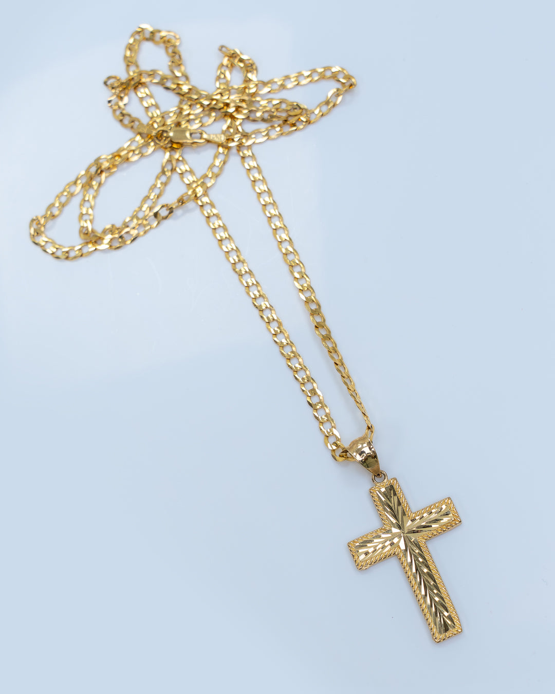 Dije de Cruz facetada en 2 Oros, elaborado en Oro italiano 14k