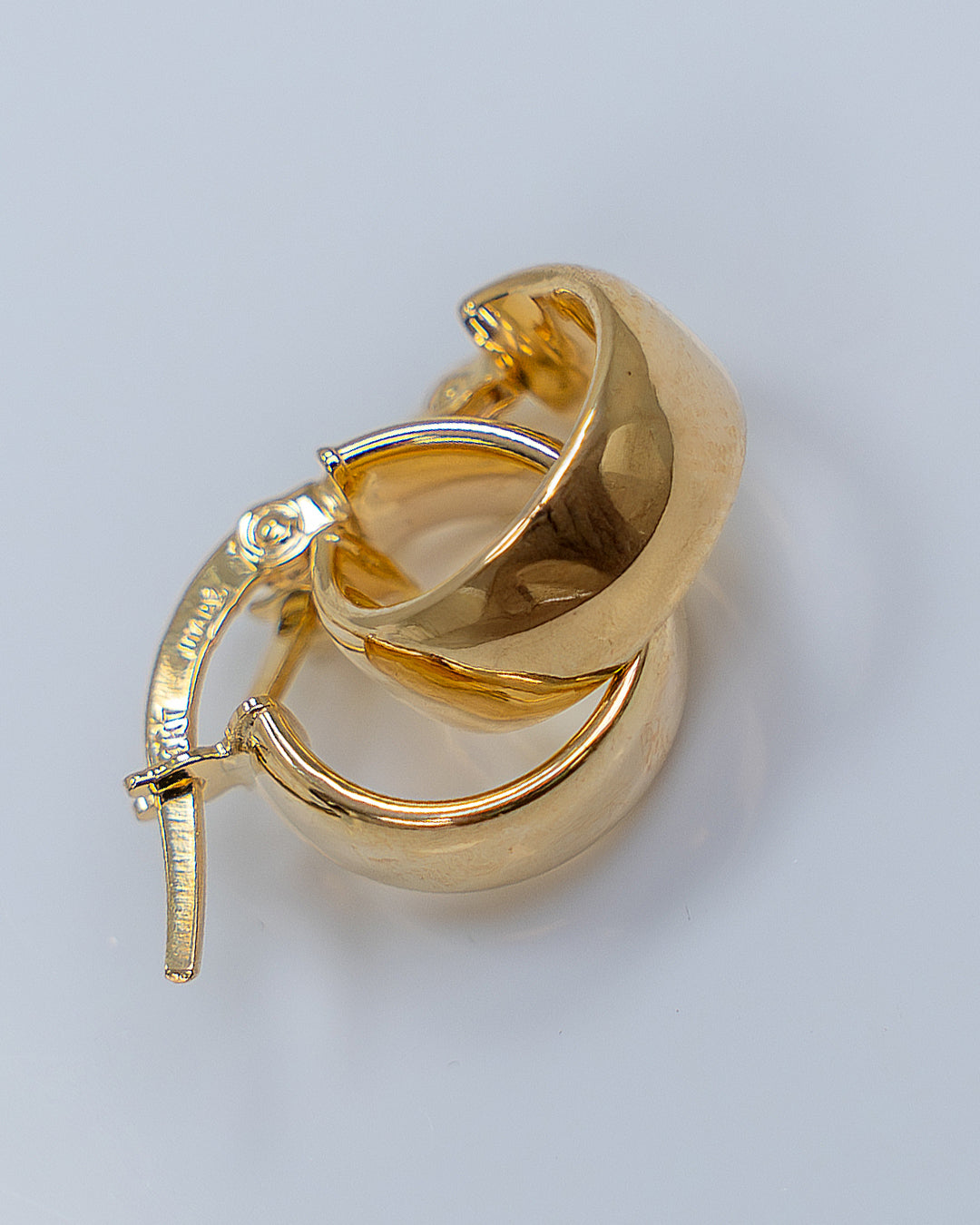 Aro de Oro delicado detalle