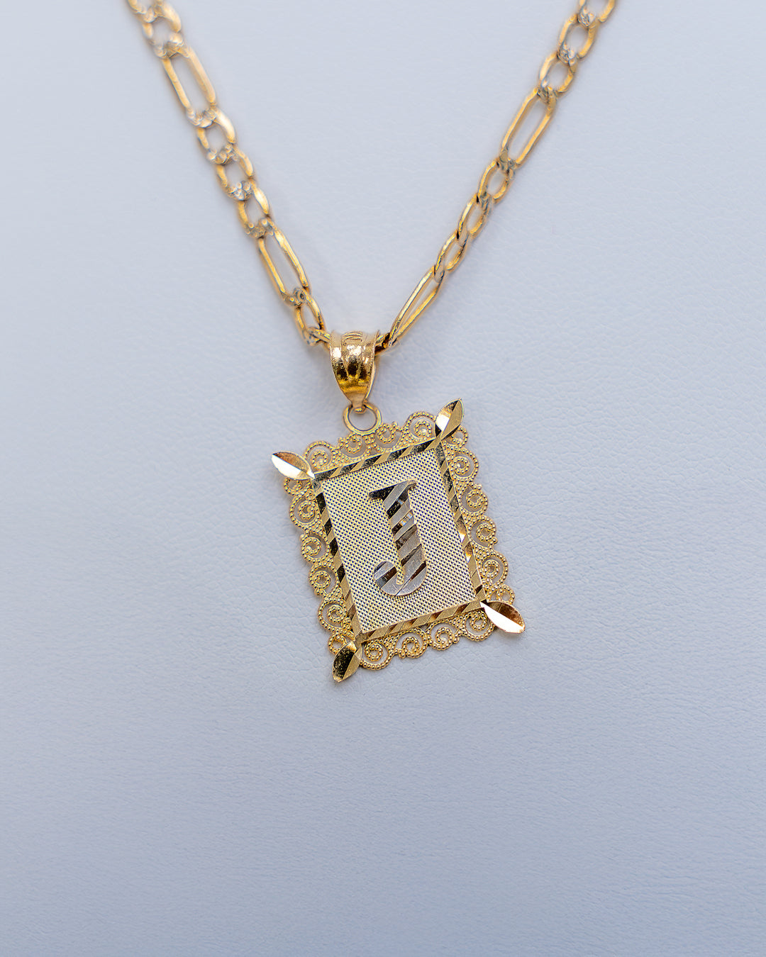 Dije de placa con la inicial "J" Oro Italiano 14K (Puedes conseguir toda las letras)
