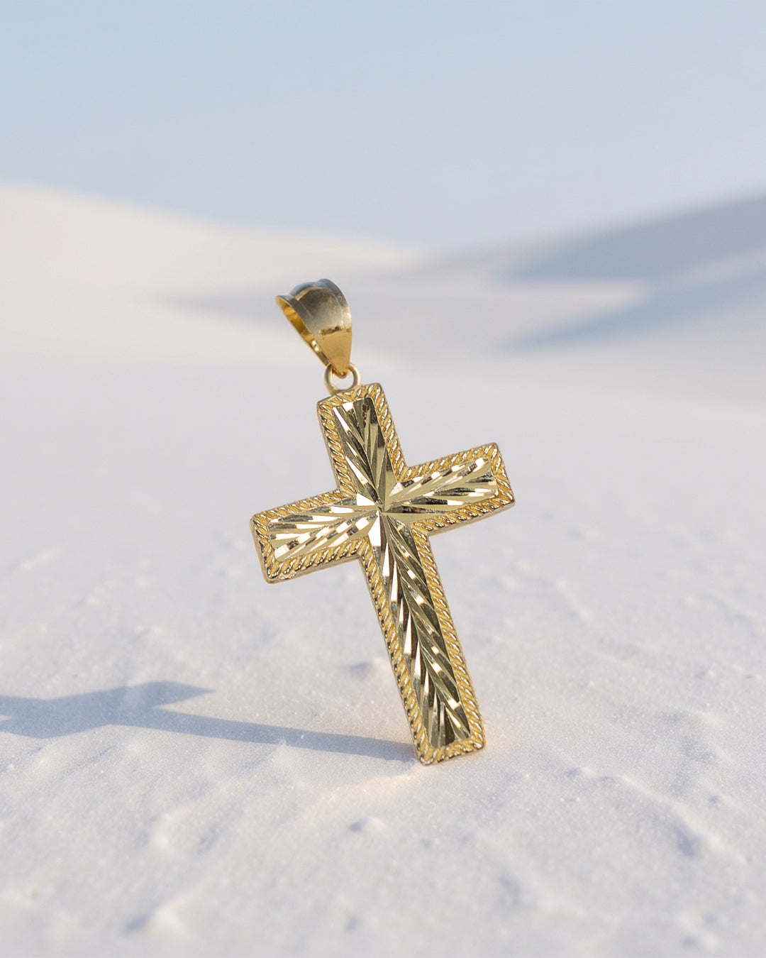 Dije de Cruz facetada en 2 Oros, elaborado en Oro italiano 14k