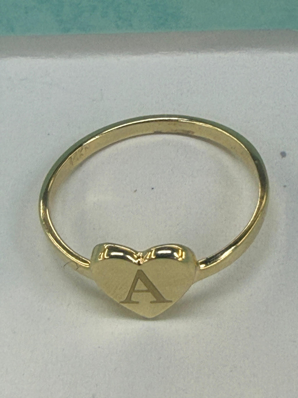 Anillo de corazón con inicial oro 14k