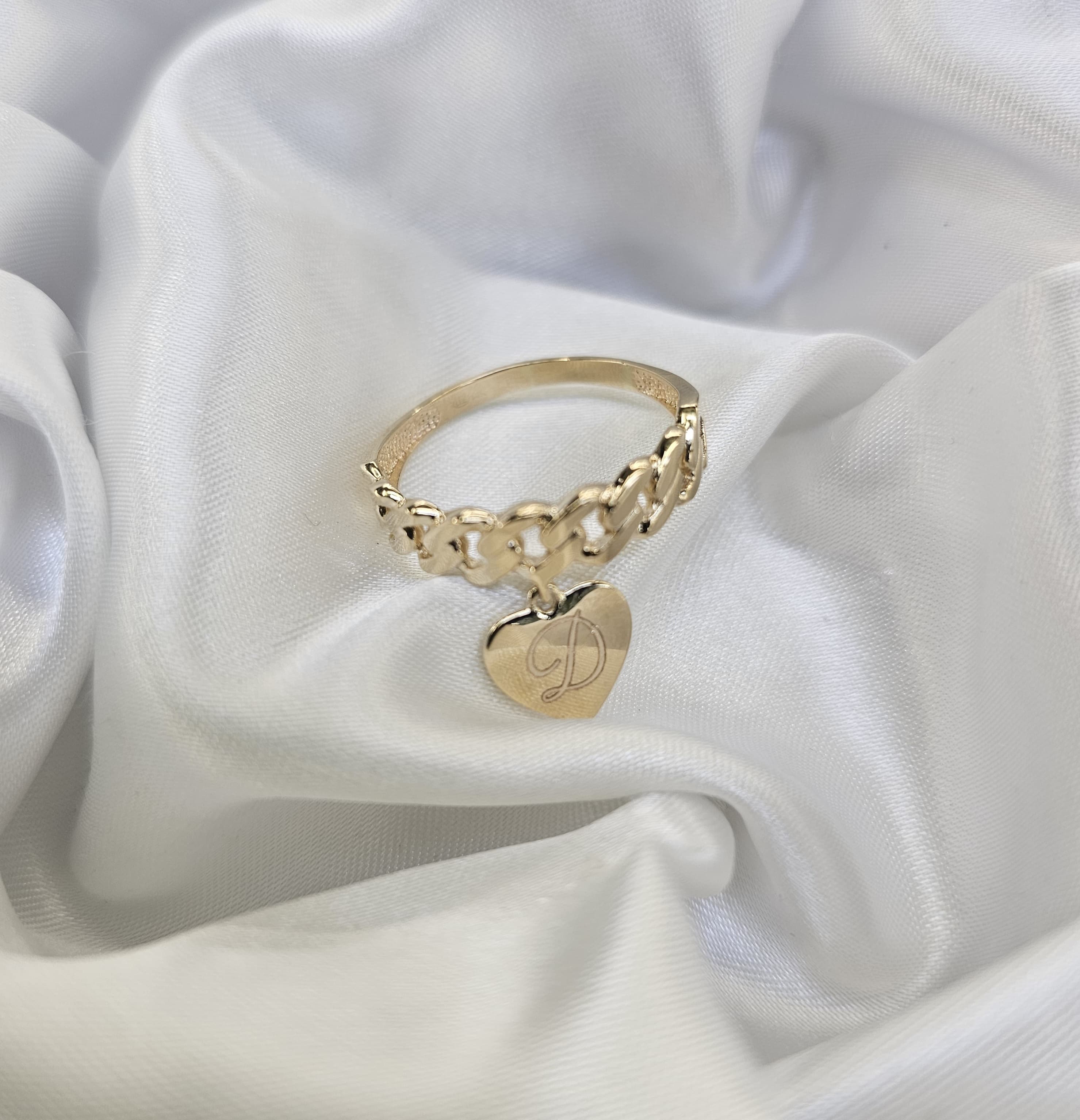 Anillo con corazones colgando en oro 14k