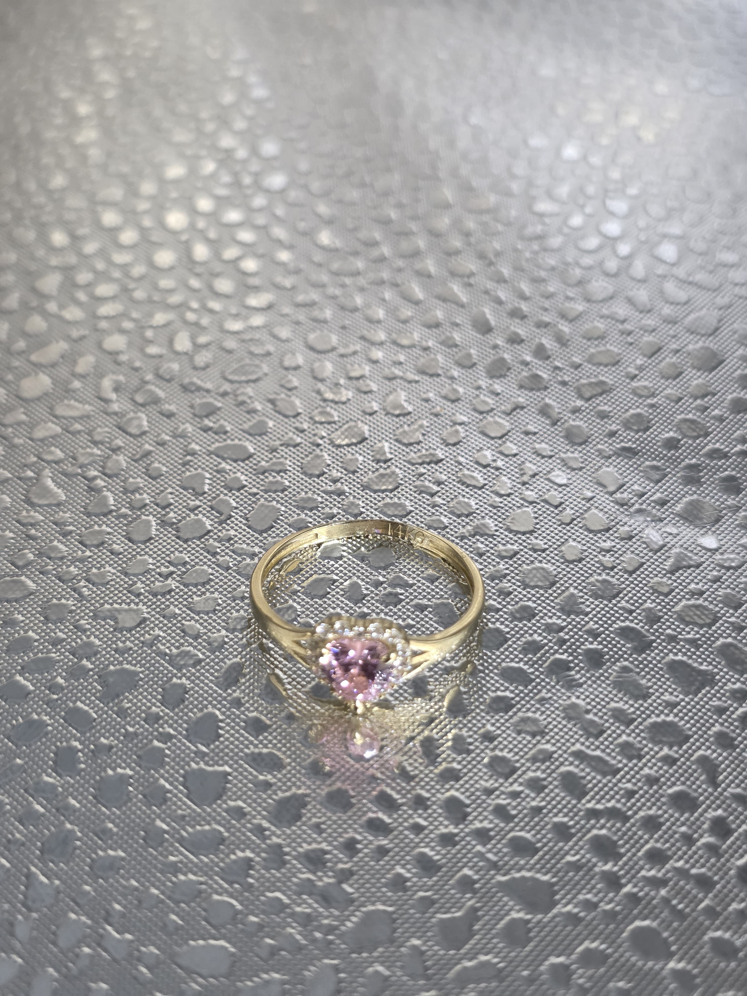 14K anillo en forma de corazon con circonia rosada