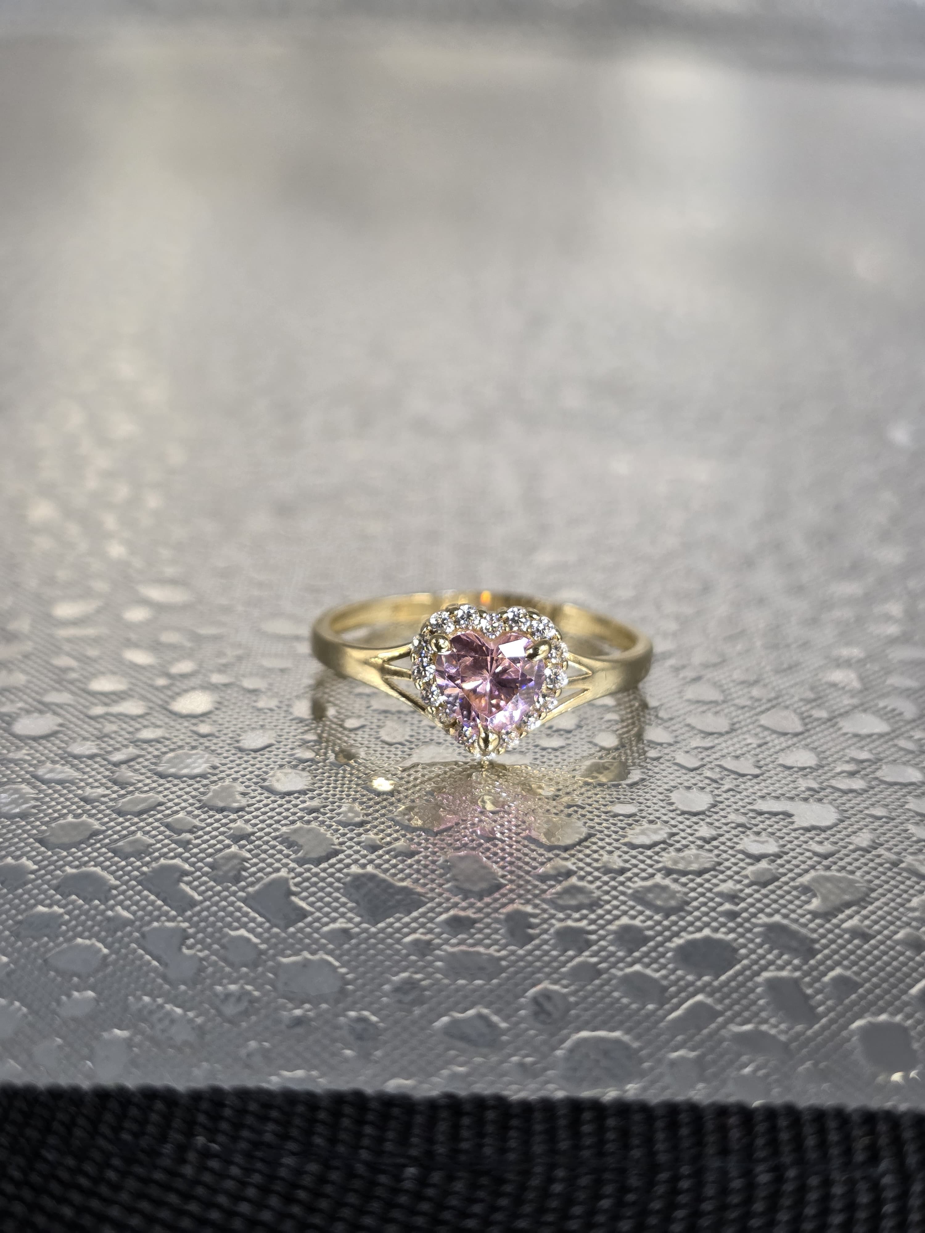 14K anillo en forma de corazon con circonia rosada