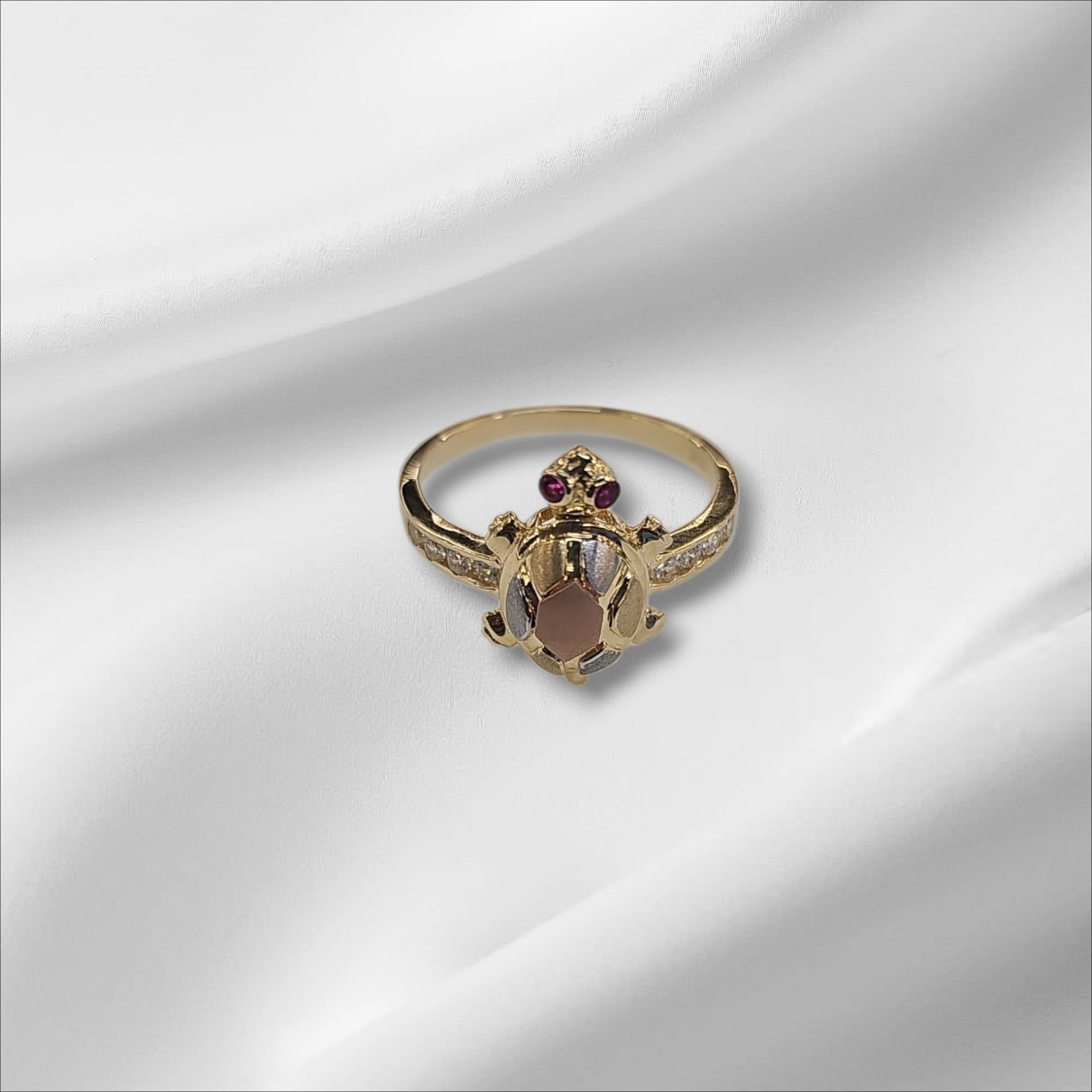 Anillo de tortuga pequeño oro 14k, con piedra circonia a los lados