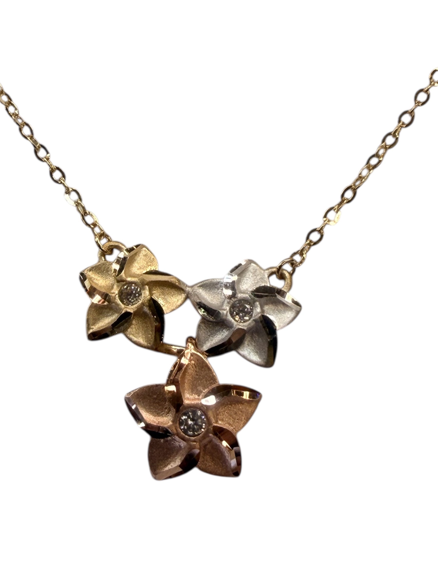 Gargantilla 18” con flor hawaiana de tres tonos, oro 14k