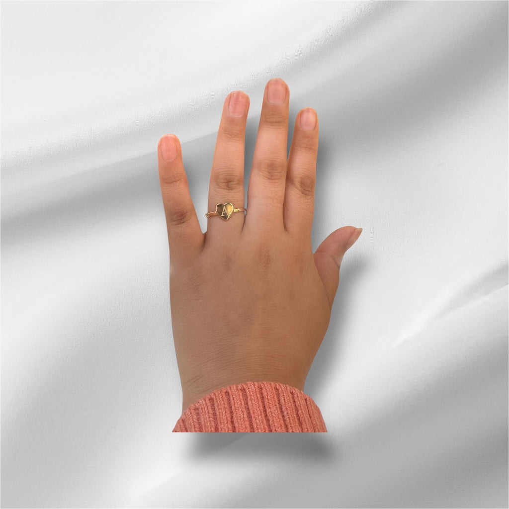 Anillo de corazón con inicial oro 14k