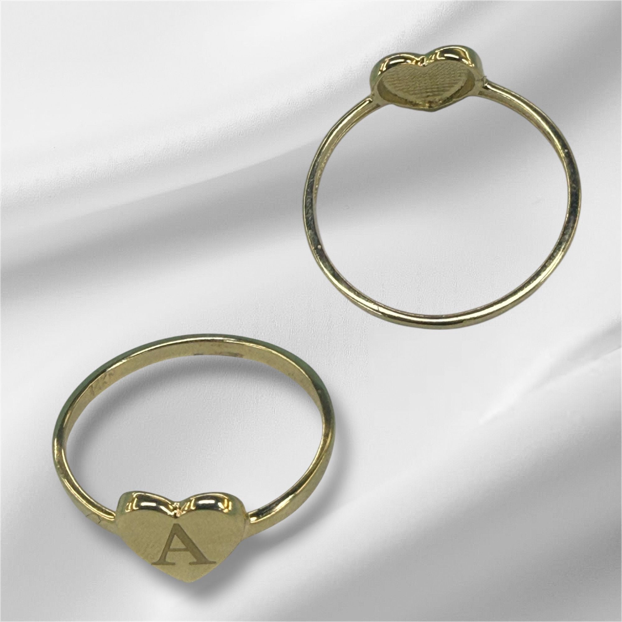 Anillo de corazón con inicial oro 14k