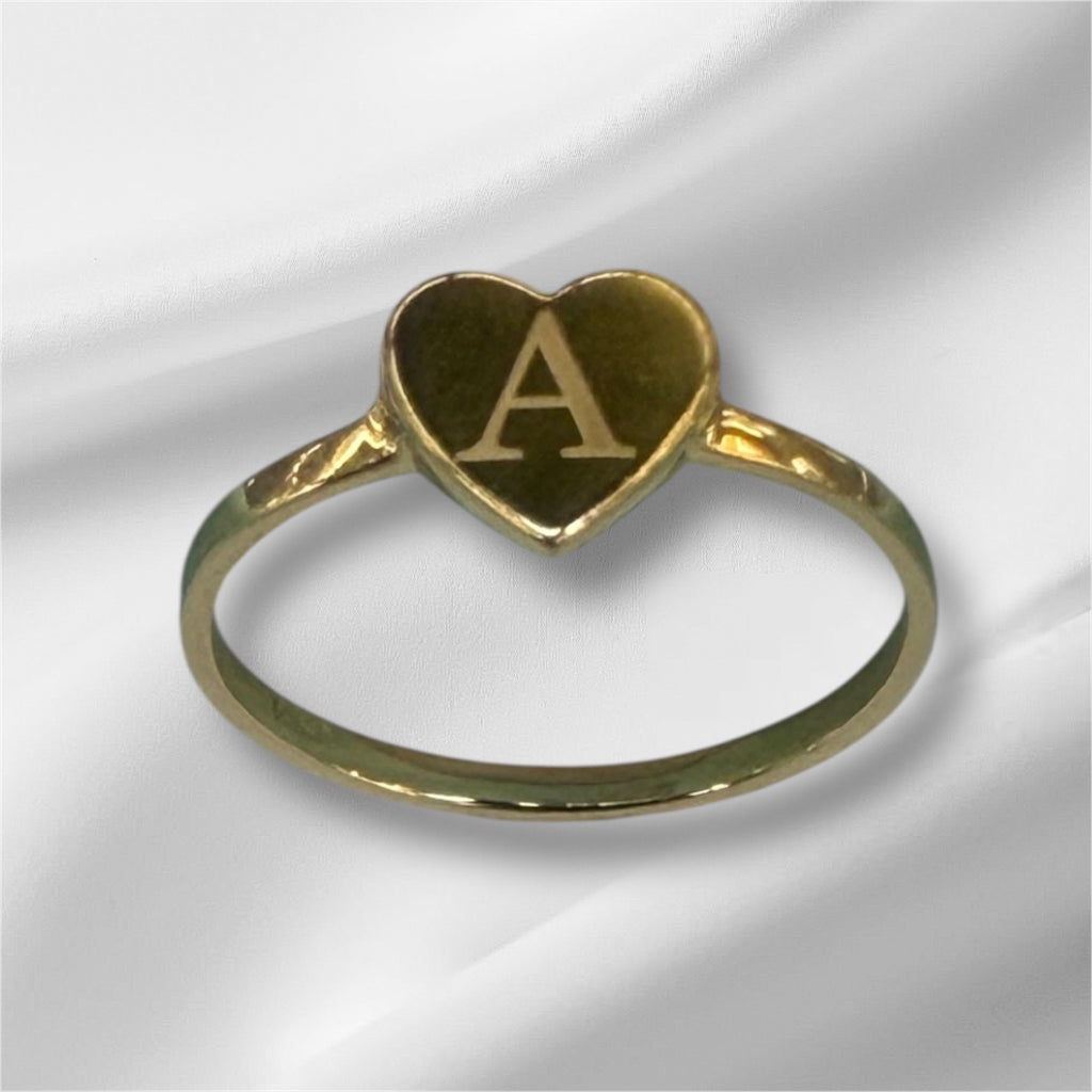Anillo de corazón con inicial oro 14k