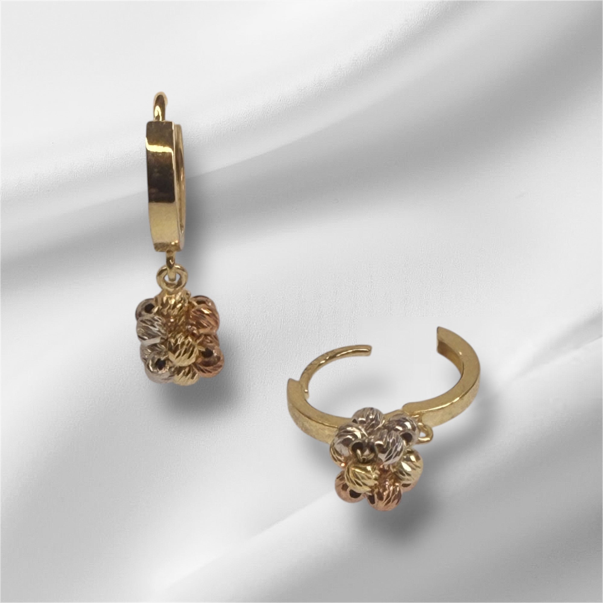 Aretes tipo Huggies  con bolitas  de oro 14k