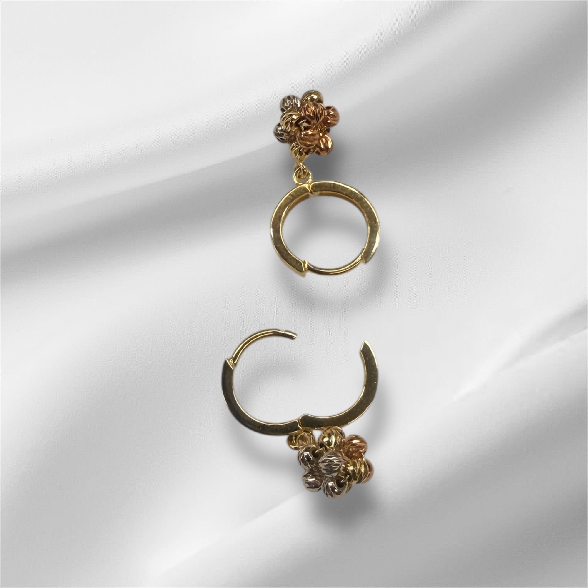 Aretes tipo Huggies  con bolitas  de oro 14k