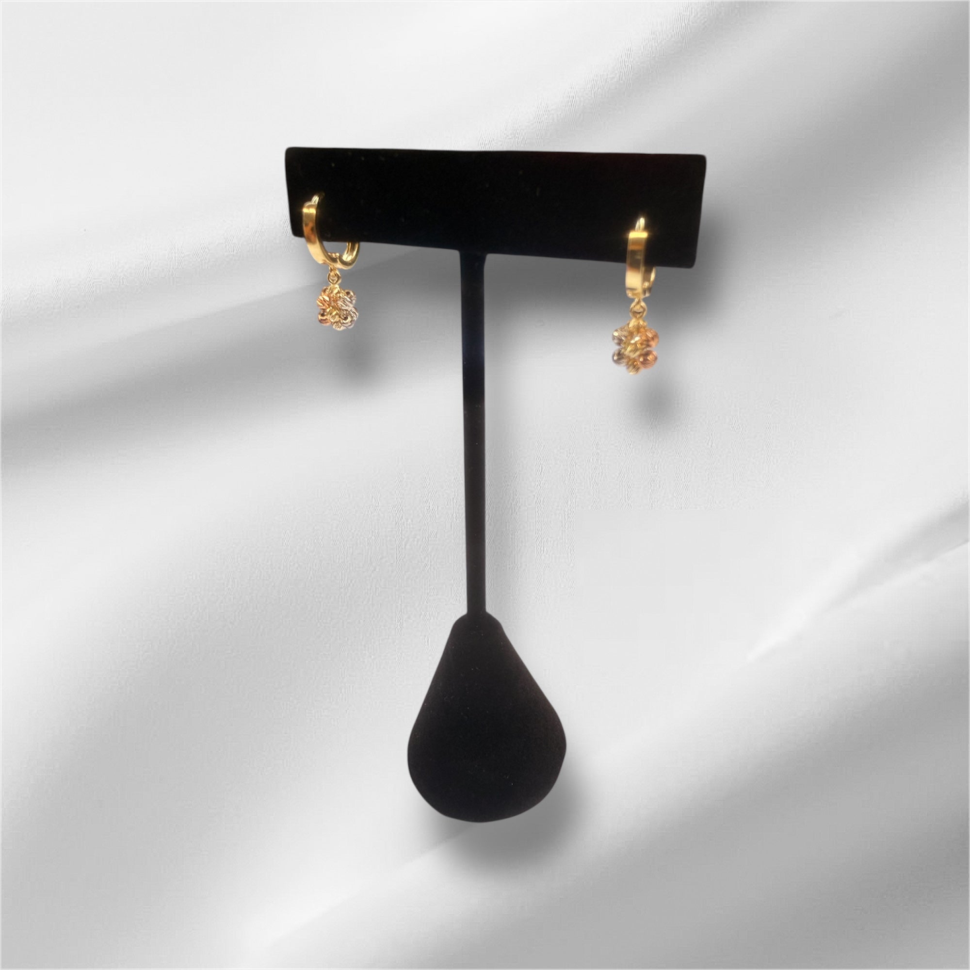 Aretes tipo Huggies  con bolitas  de oro 14k