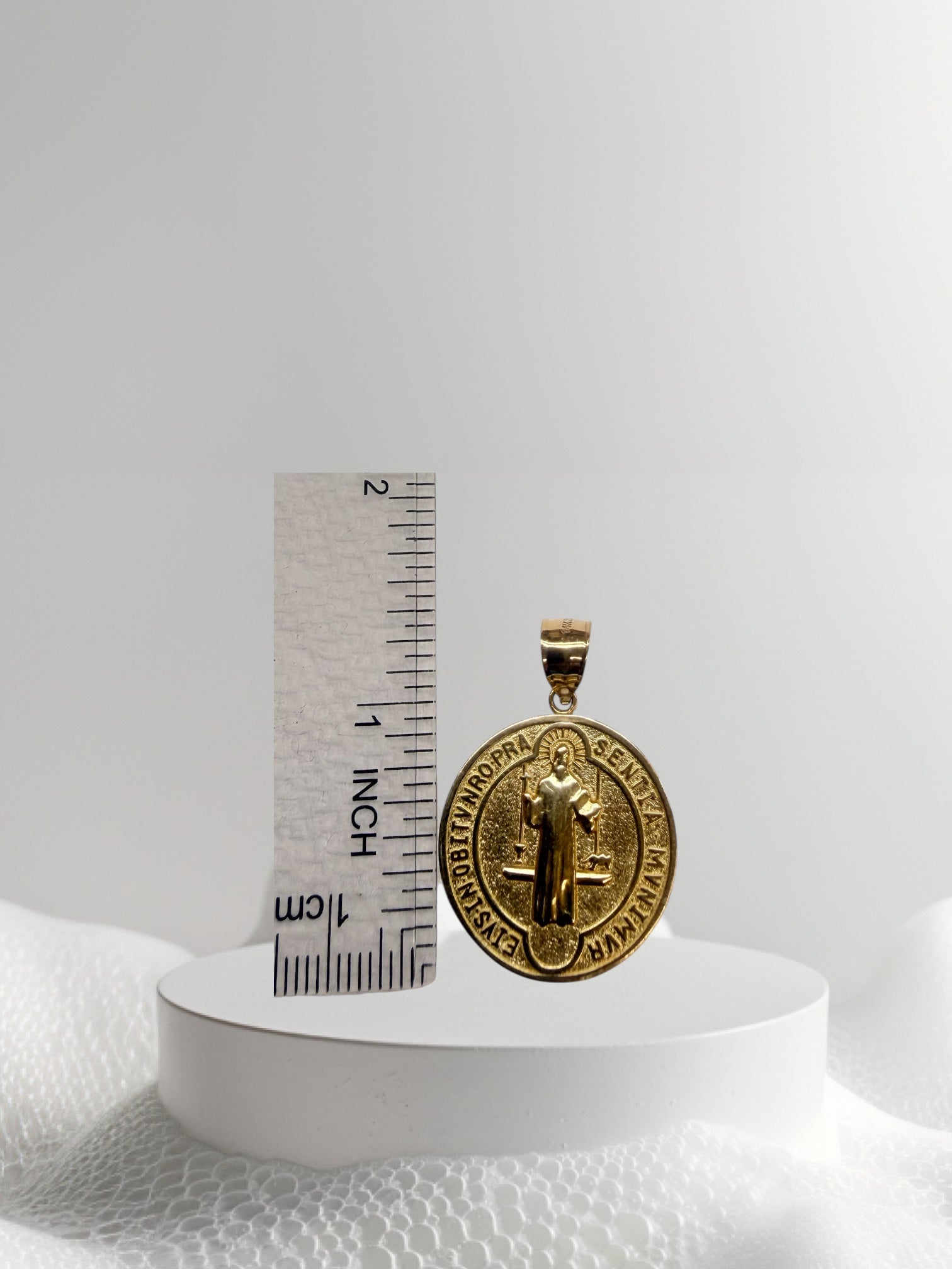 Medalla de San Benito oro 14k