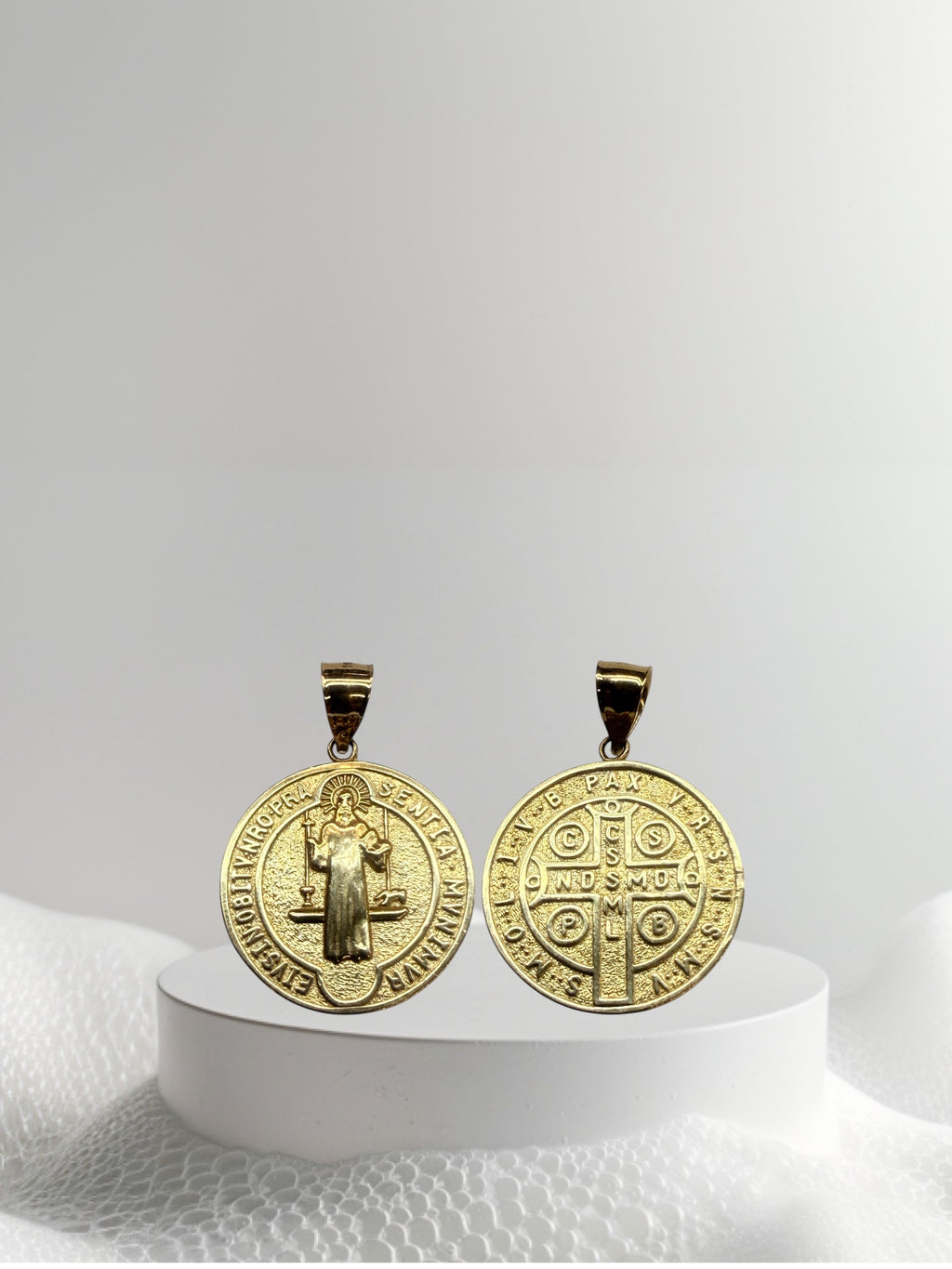 Medalla de San Benito oro 14k