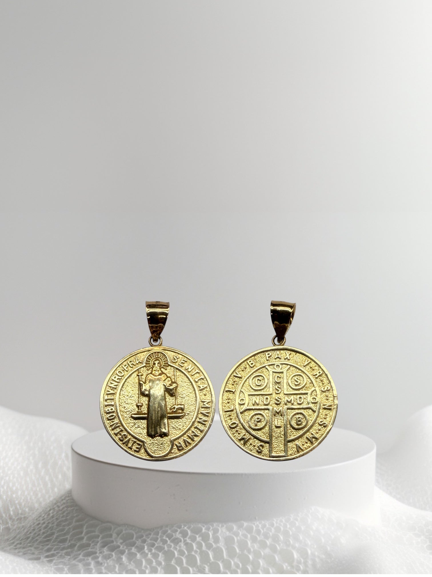 Medalla de San Benito oro 14k