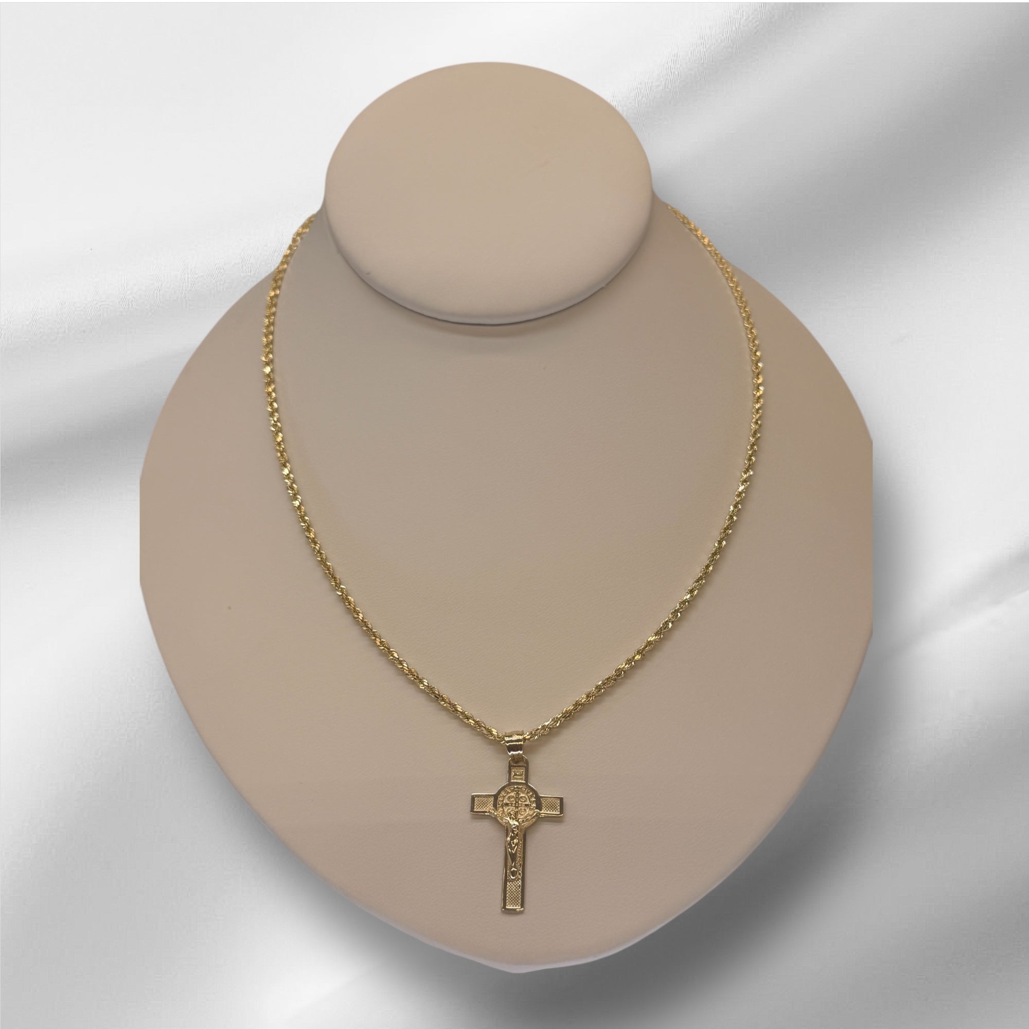 Cadena Rope semi sólida 24” oro 14k y dije crucifijo