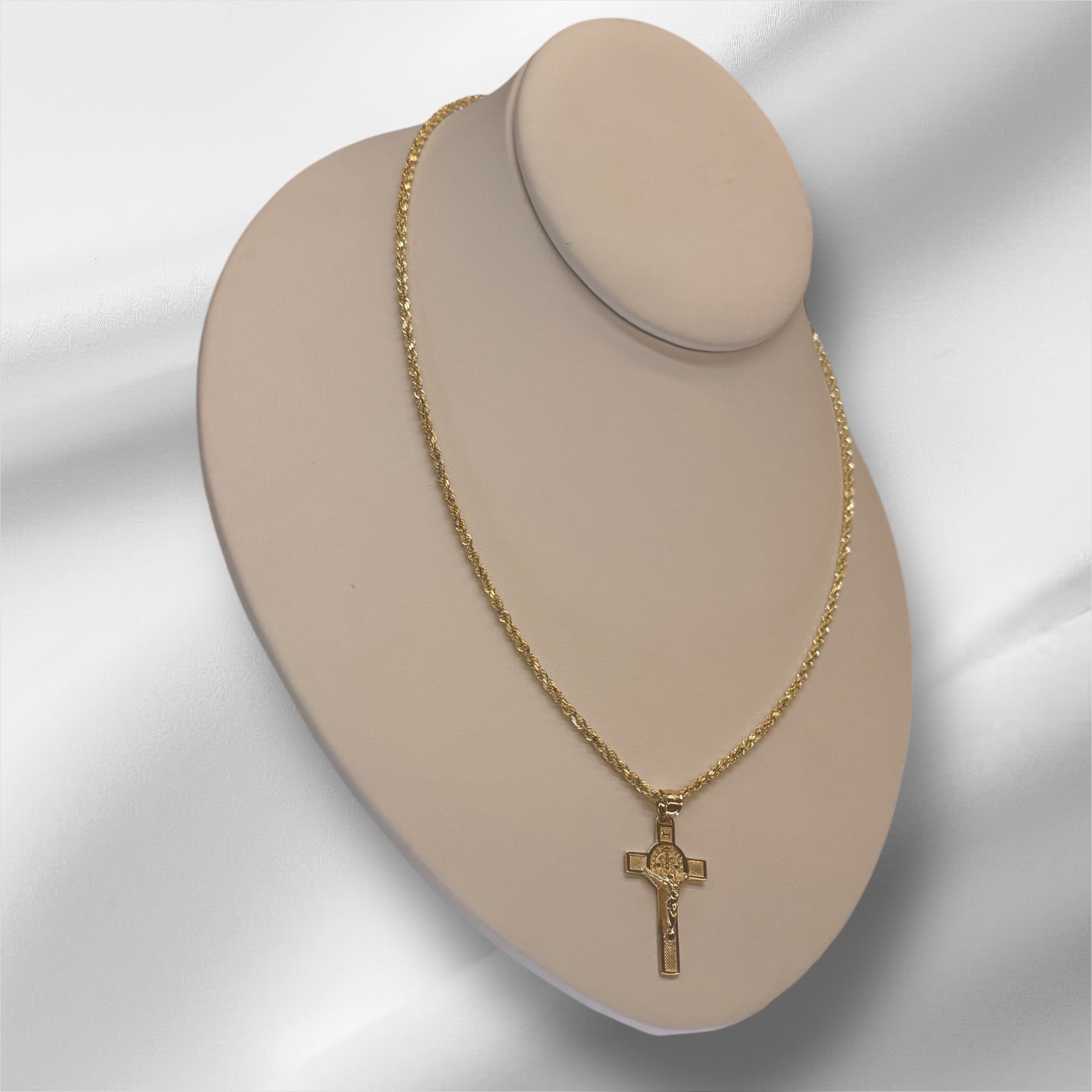 Cadena Rope semi sólida 24” oro 14k y dije crucifijo