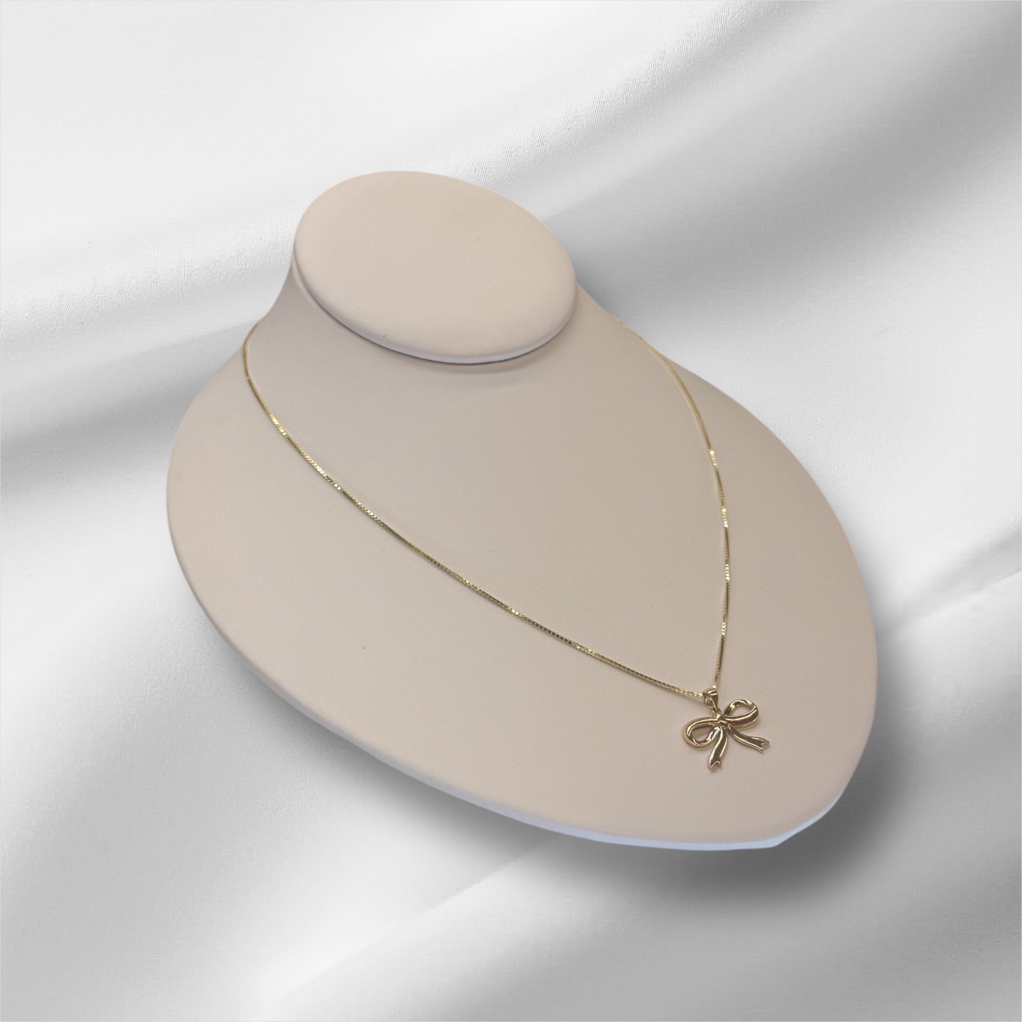 Cadena de cajita 18’’ oro 14k y dije de moñito