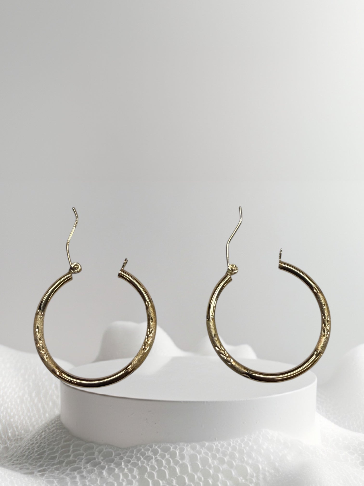 Argollas semi sólidas satinadas oro 14k
