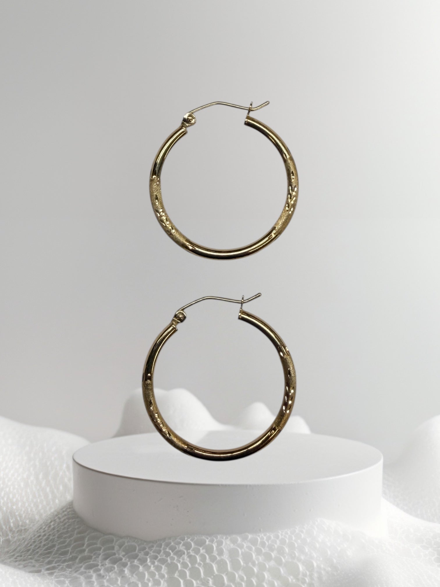 Argollas semi sólidas satinadas oro 14k
