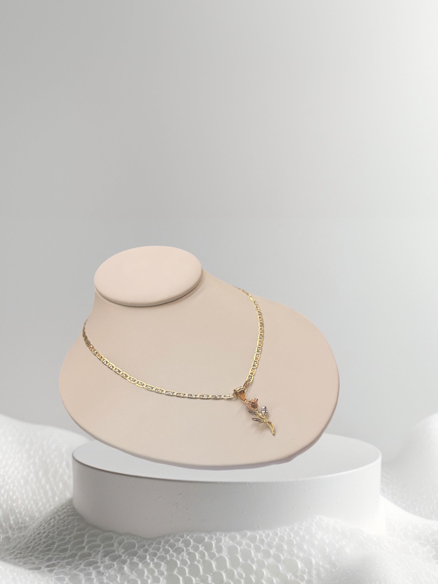 Cadena de tres tonos 18” y dije de flor en oro 14k
