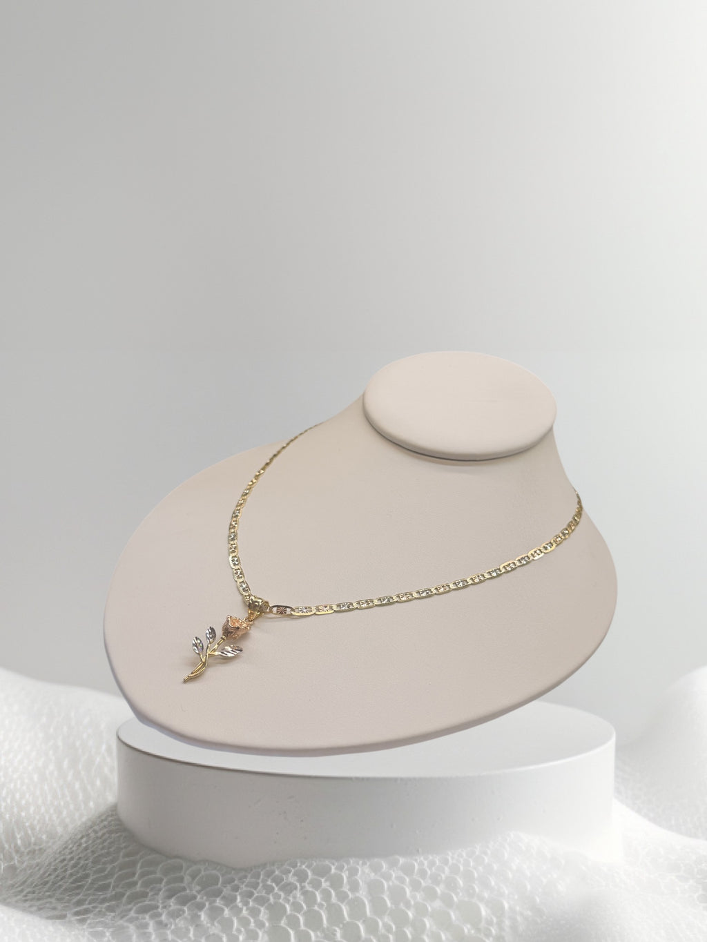 Cadena de tres tonos 18” y dije de flor en oro 14k