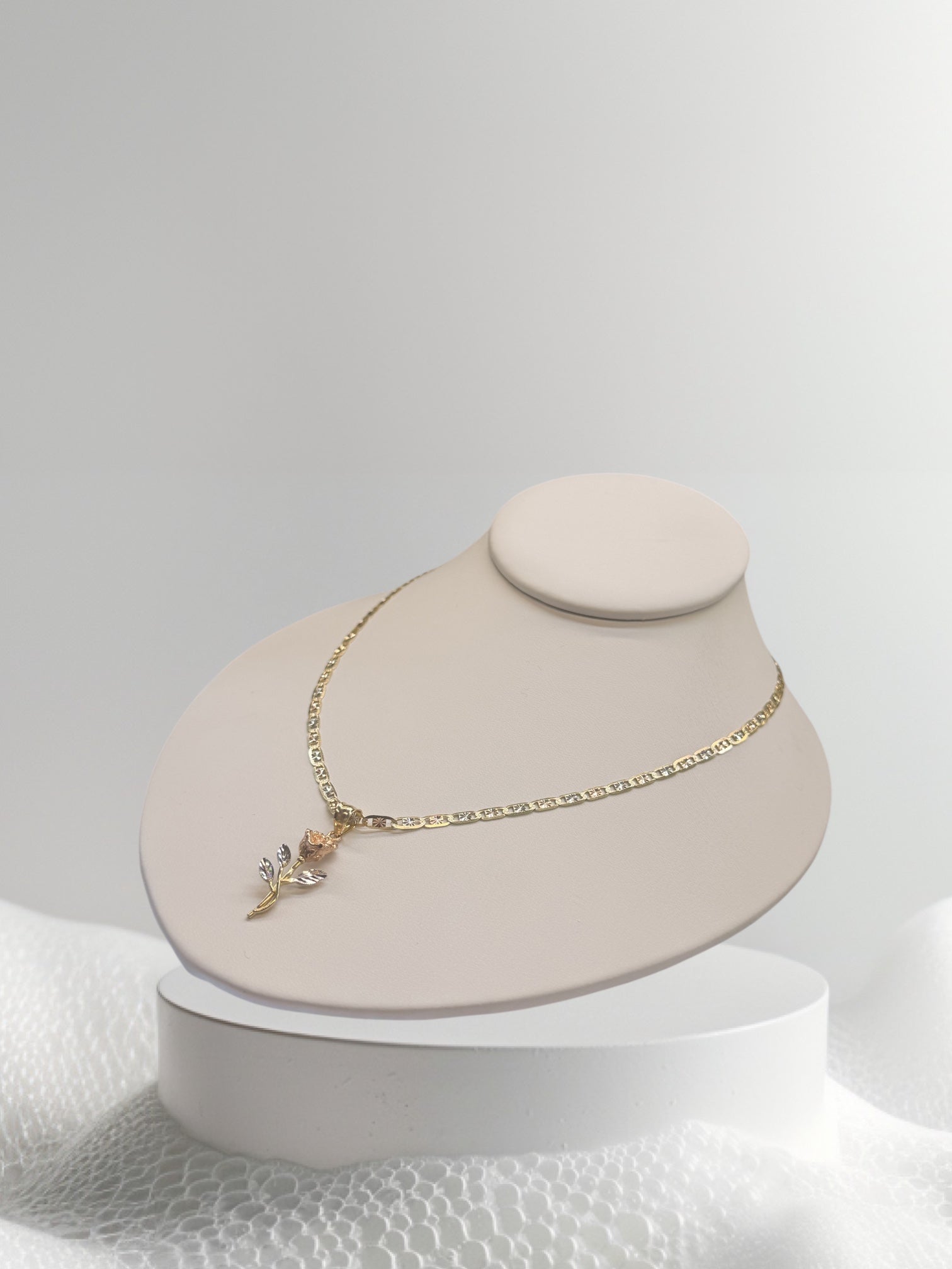 Cadena de tres tonos 18” y dije de flor en oro 14k