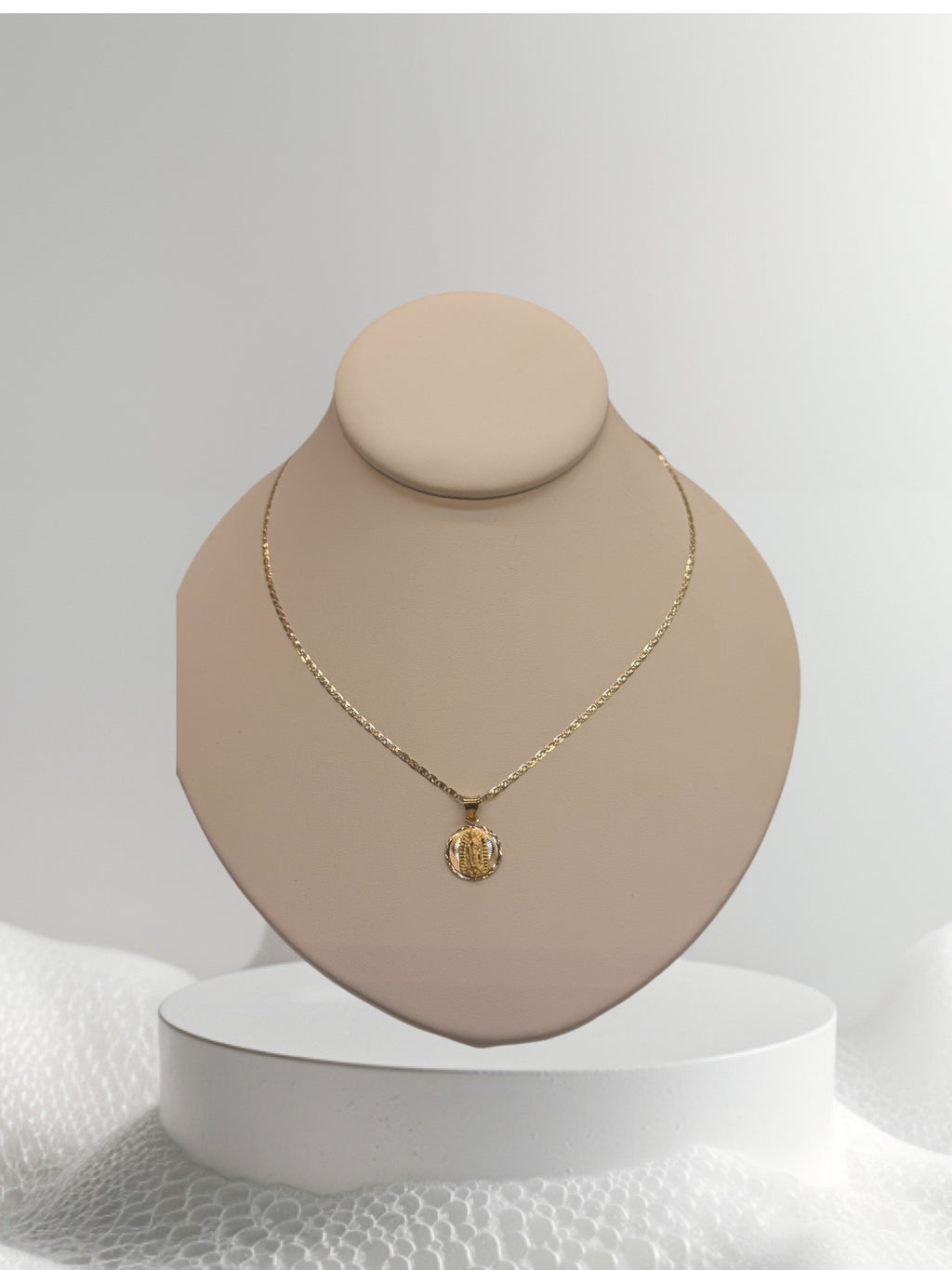 cadena de tres tonos 20” y dije de la virgen oro 14k