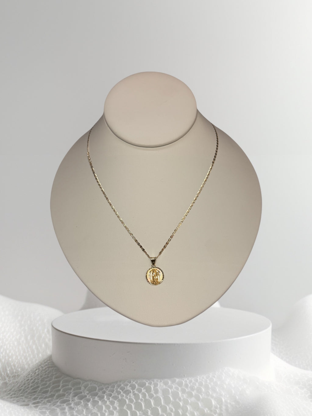 cadena de tres tonos 20” y dije de la virgen oro 14k