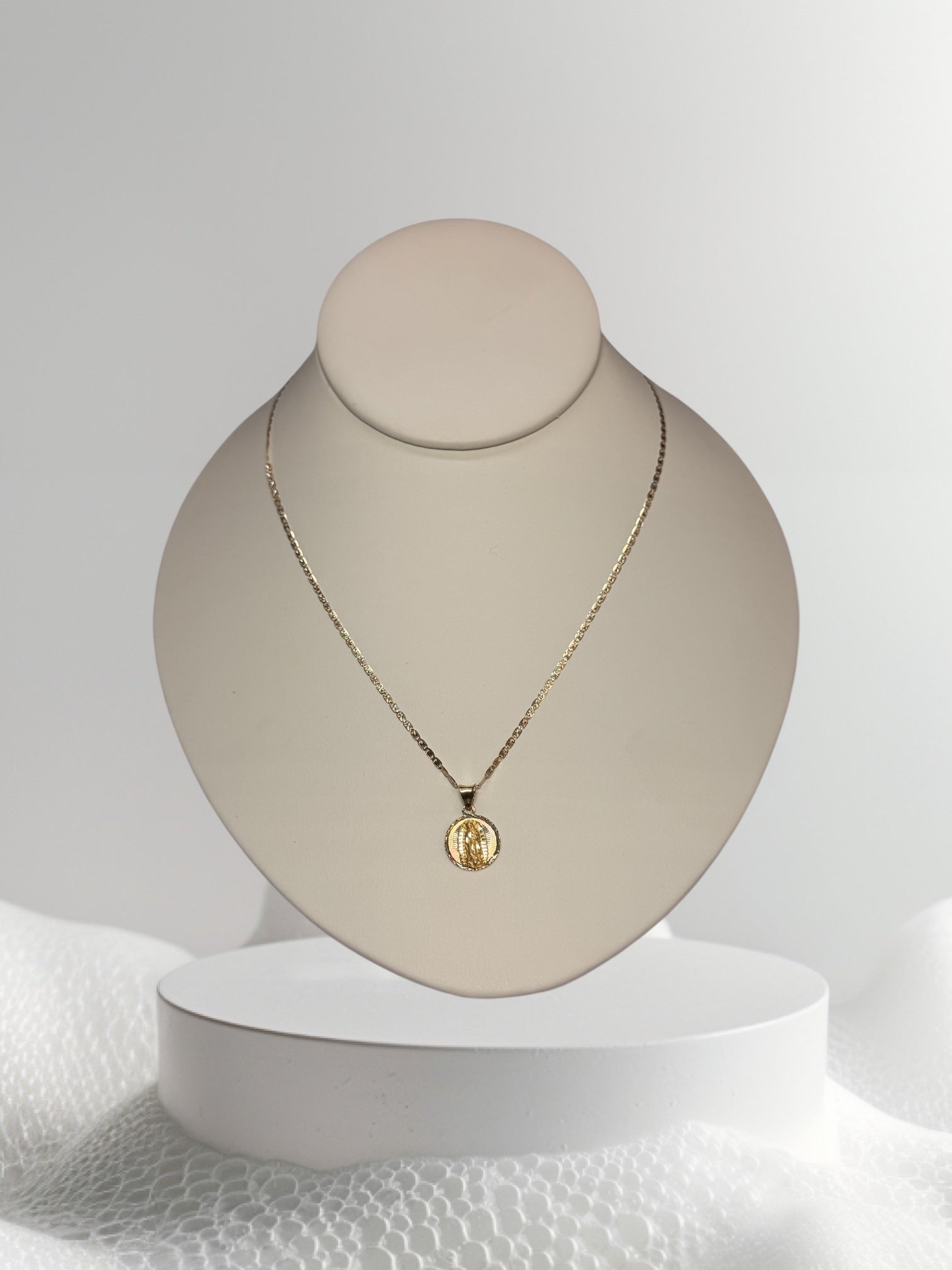 cadena de tres tonos 20” y dije de la virgen oro 14k