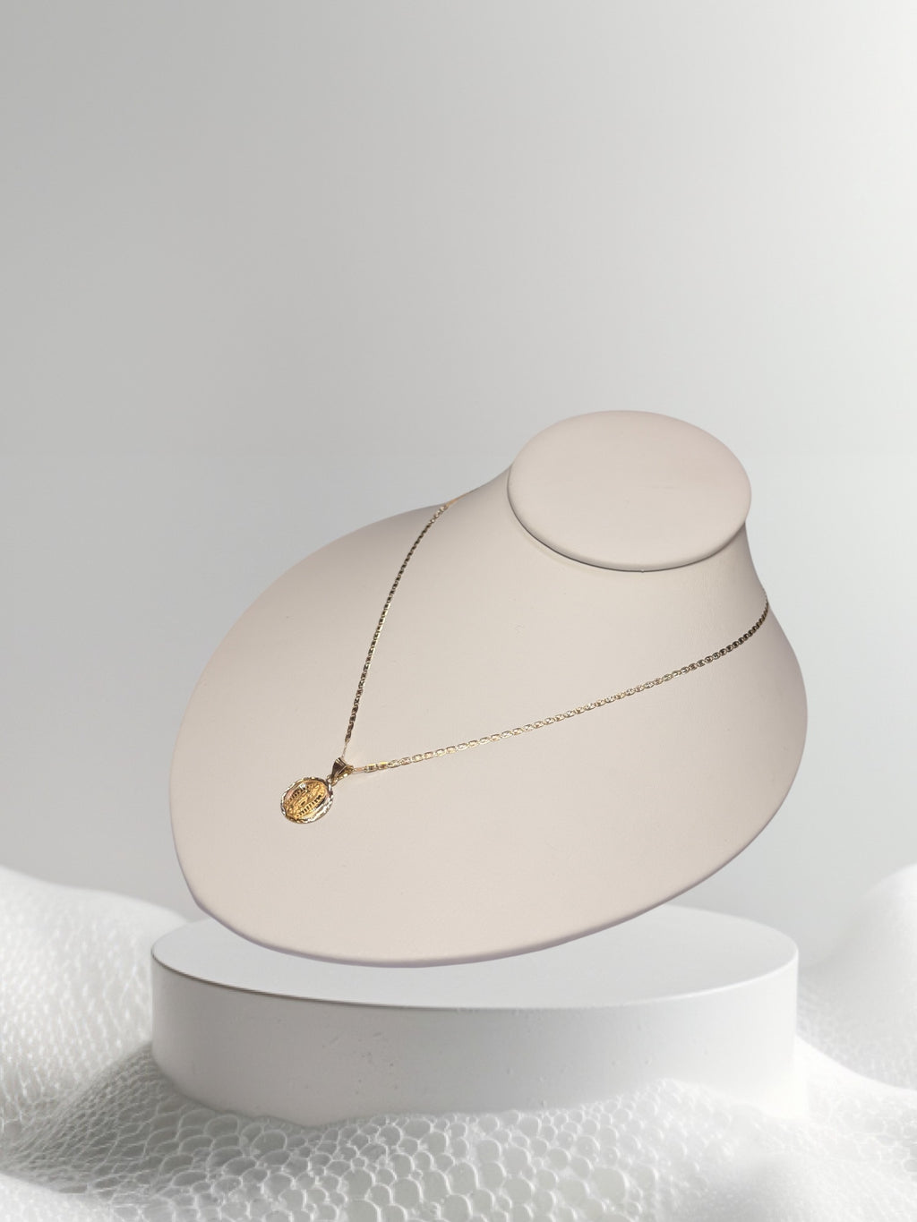 cadena de tres tonos 20” y dije de la virgen oro 14k