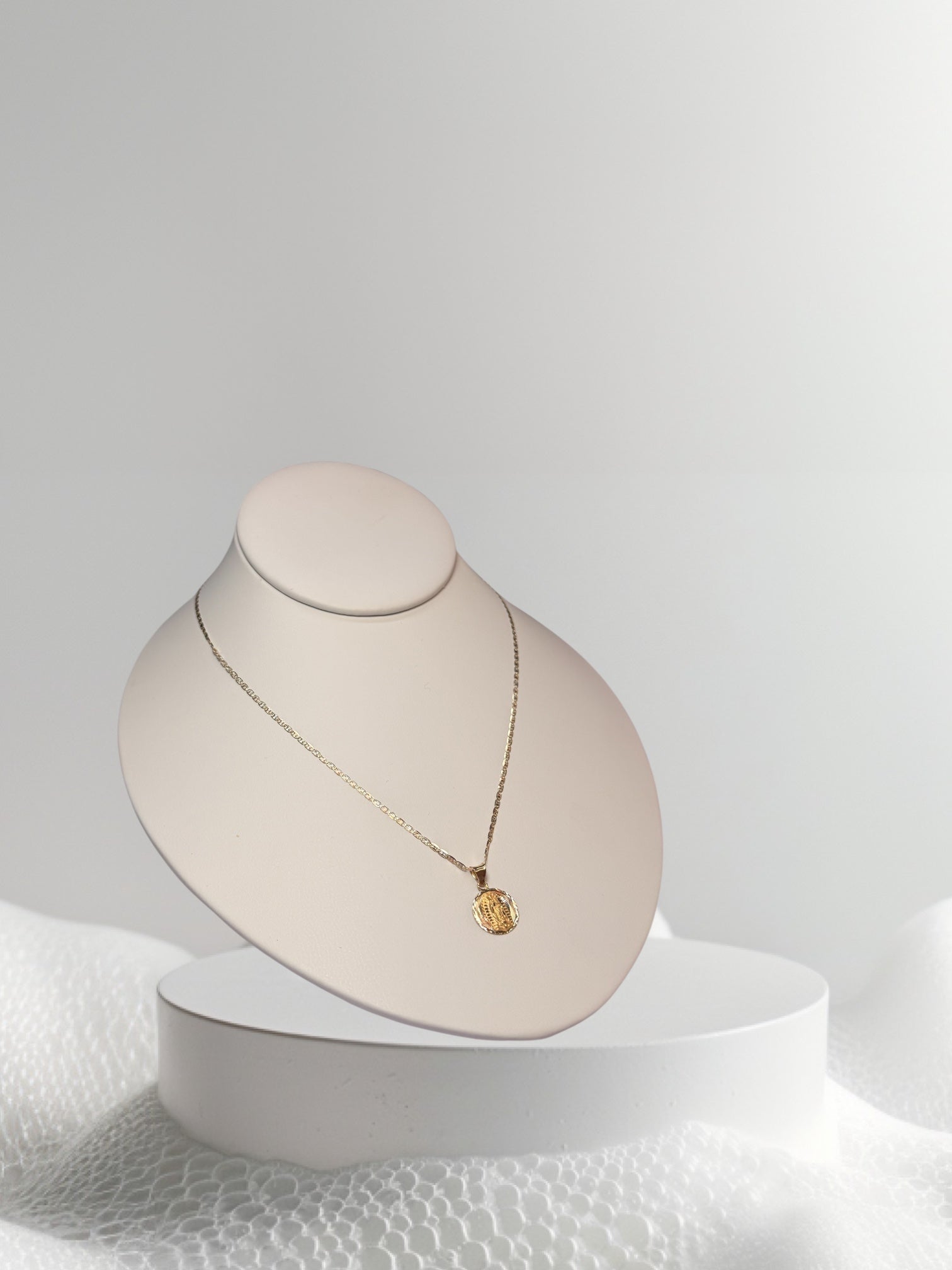 cadena de tres tonos 20” y dije de la virgen oro 14k