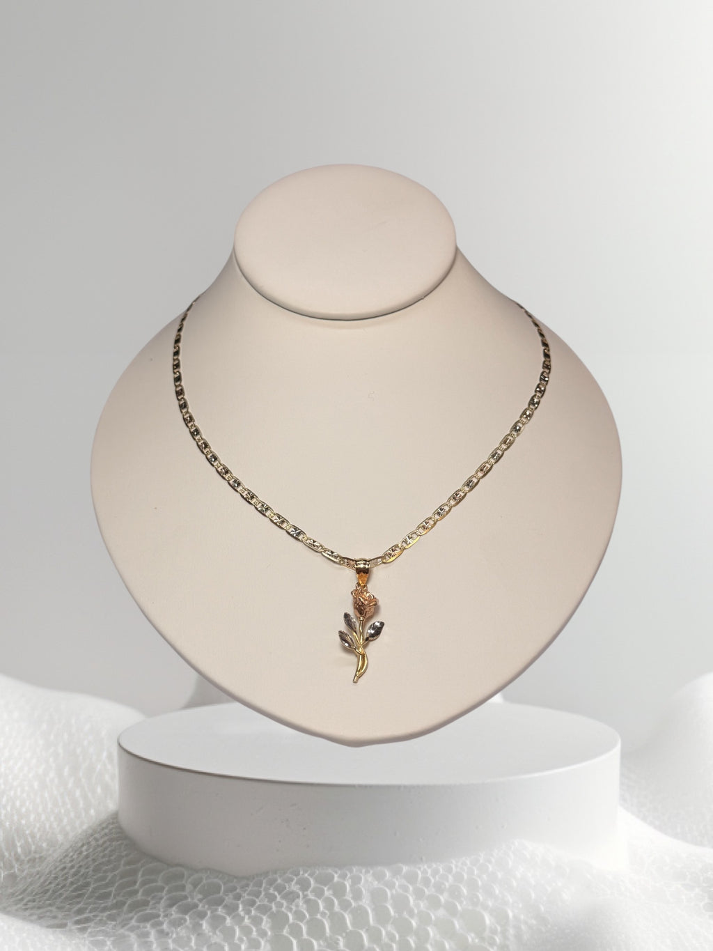 Cadena de tres tonos 18” y dije de flor en oro 14k