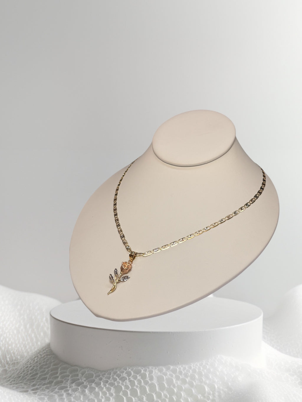 Cadena de tres tonos 18” y dije de flor en oro 14k