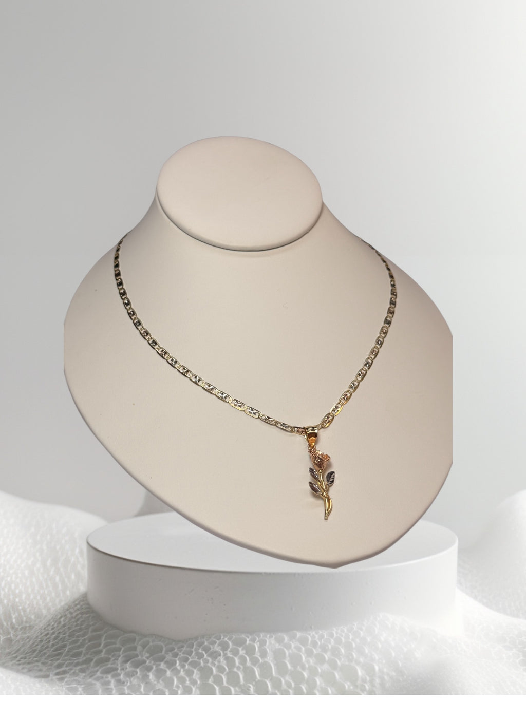 Cadena de tres tonos 18” y dije de flor en oro 14k