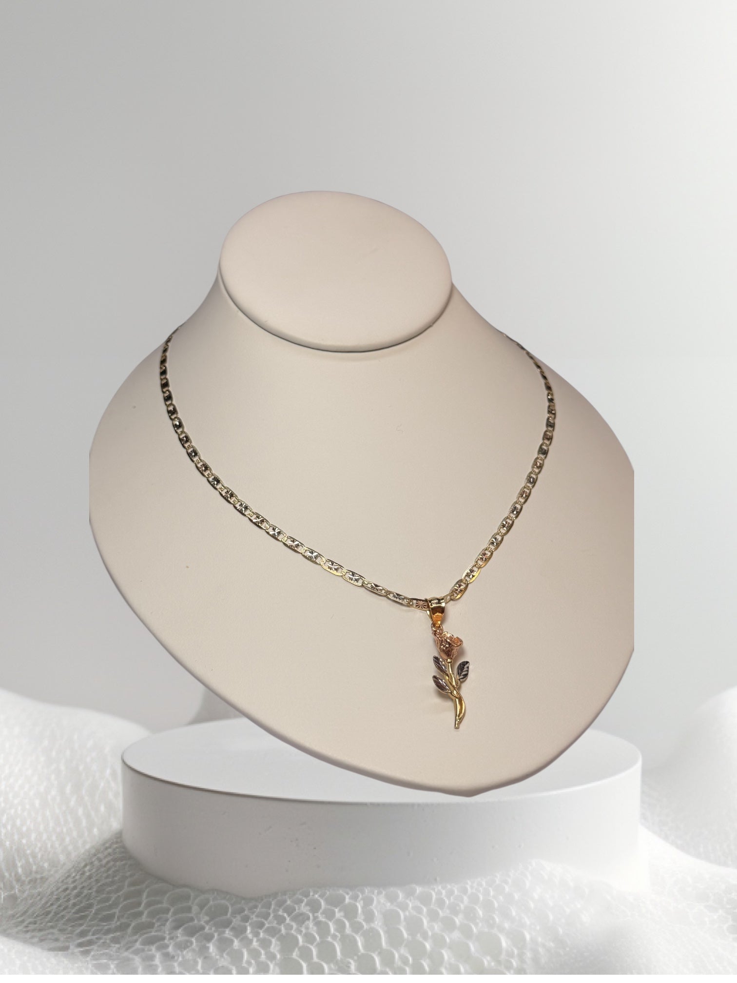 Cadena de tres tonos 18” y dije de flor en oro 14k