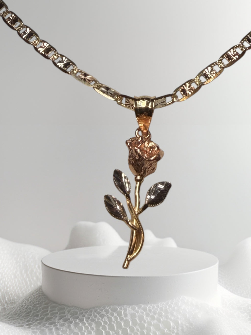 Cadena de tres tonos 18” y dije de flor en oro 14k