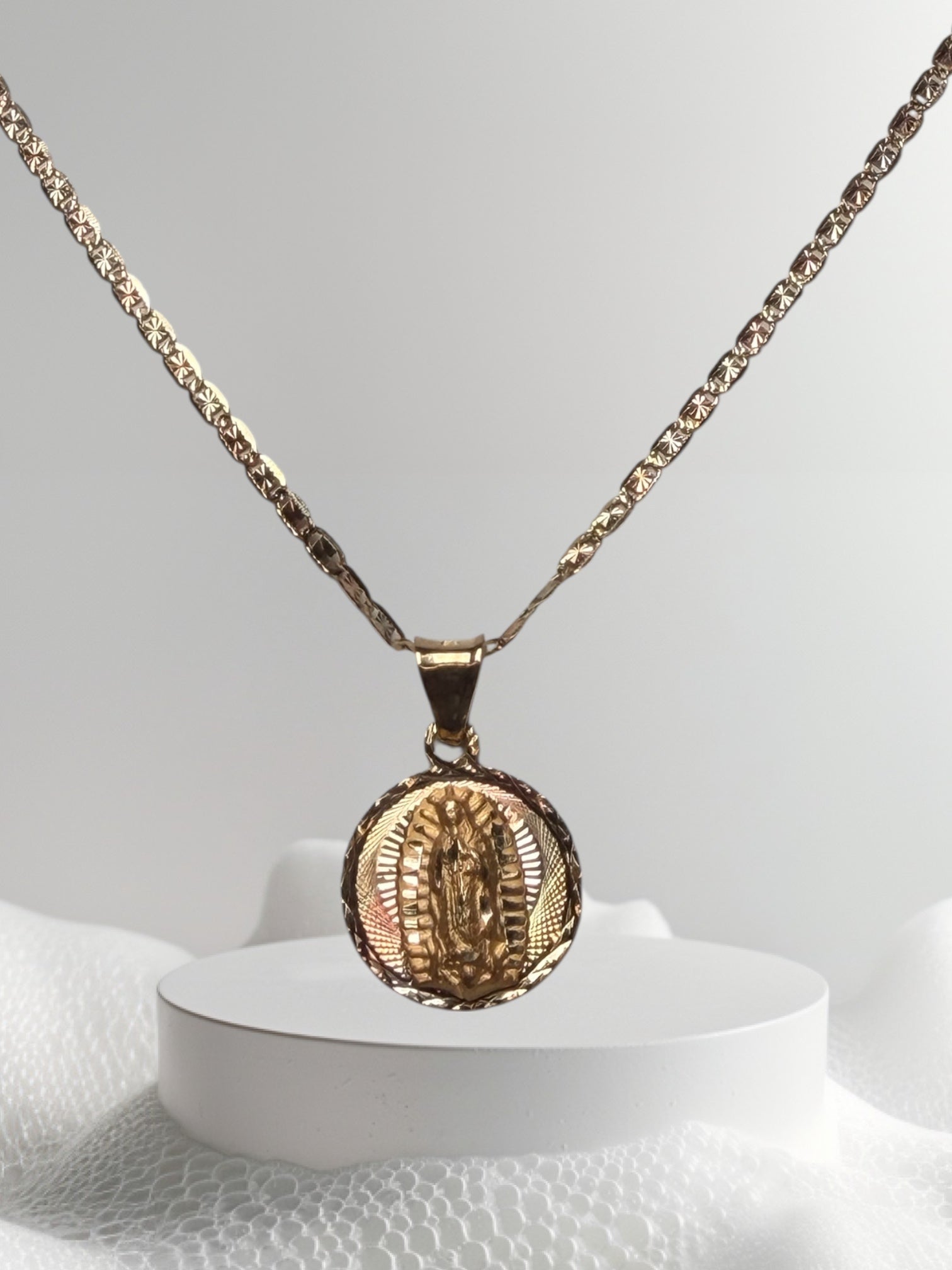 cadena de tres tonos 20” y dije de la virgen oro 14k