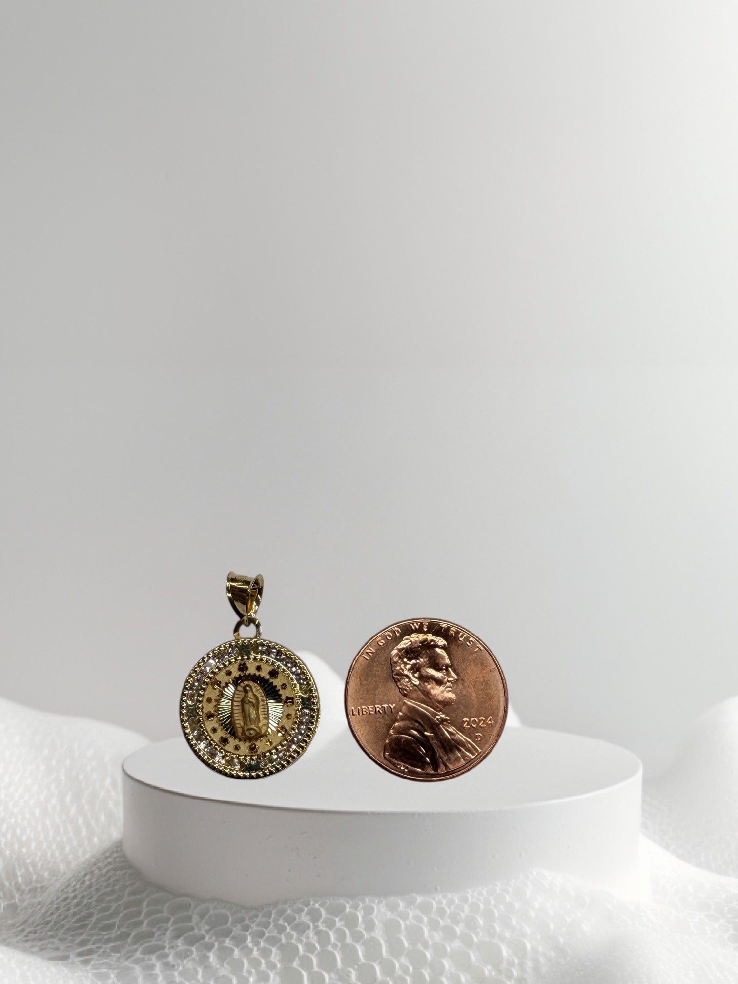 Dije de la virgen redondo oro 14k