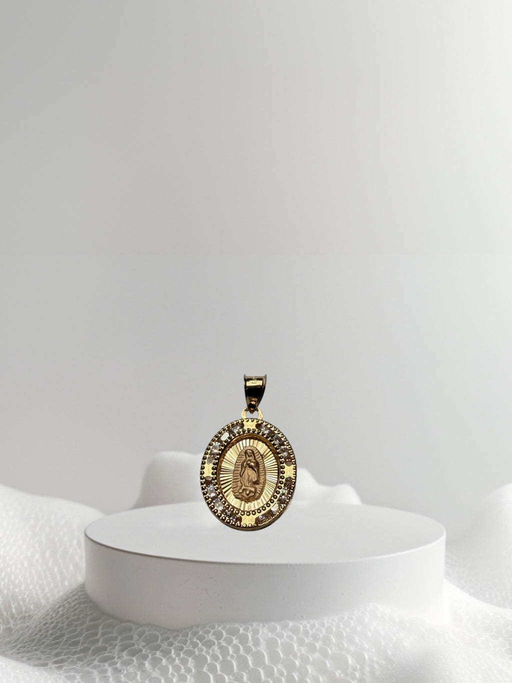 Dije de la virgen redondo oro 14k