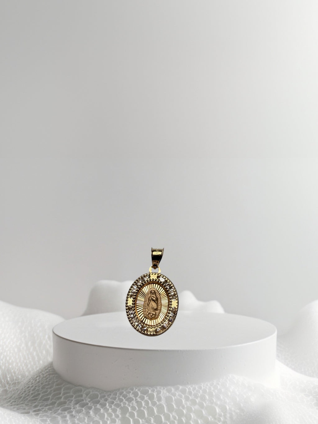 Dije de la virgen ovalado oro 14k