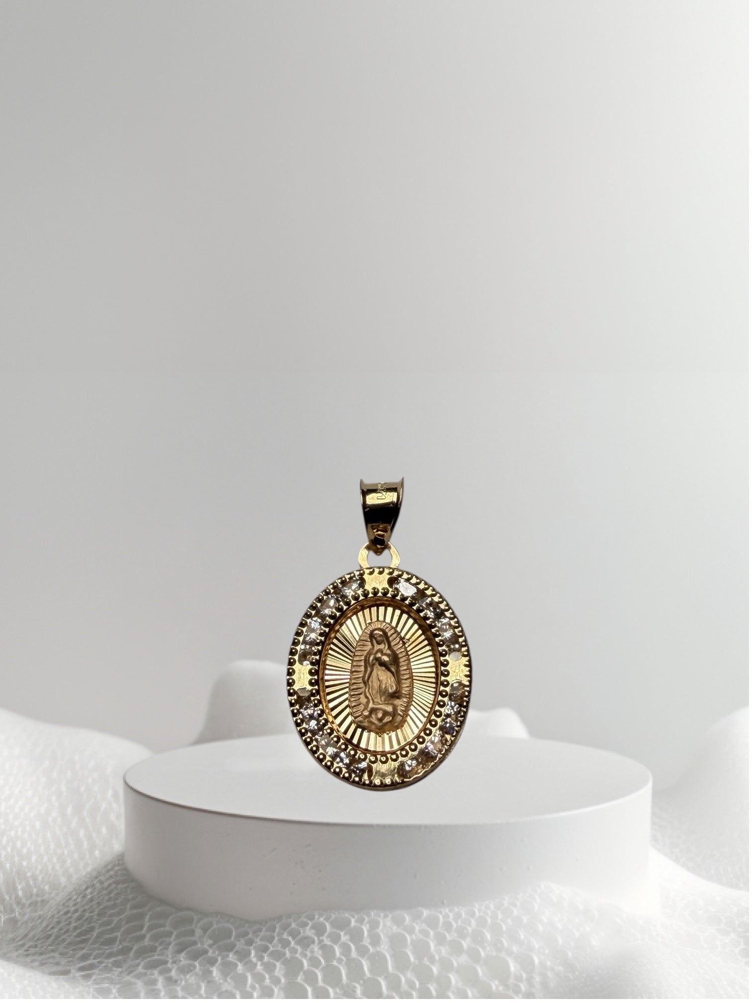 Dije de la virgen ovalado oro 14k
