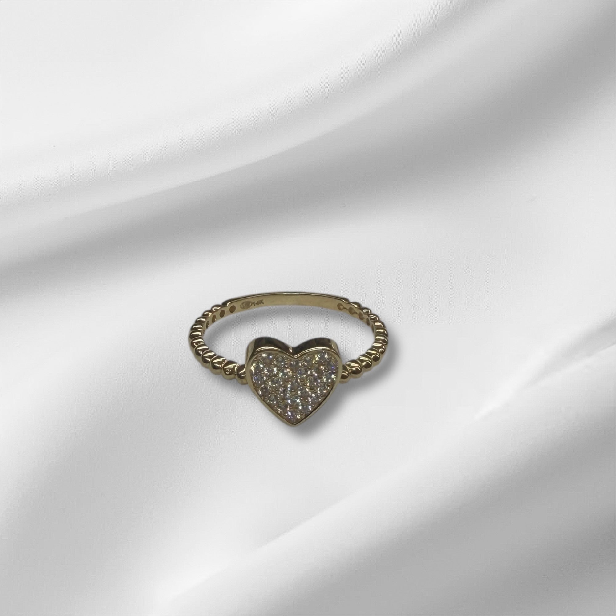 Anillo de corazón con circonias oro 14k