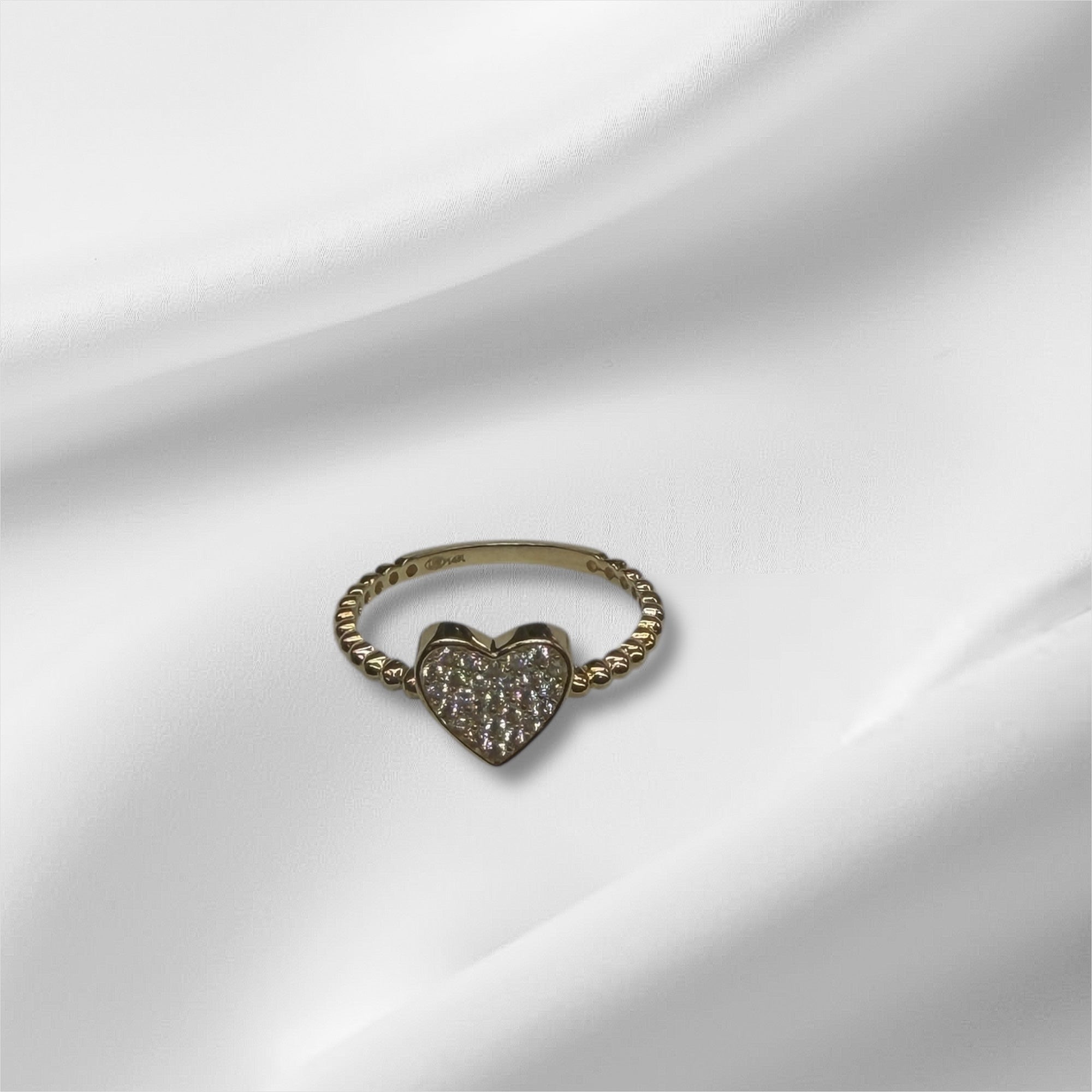 Anillo de corazón con circonias oro 14k