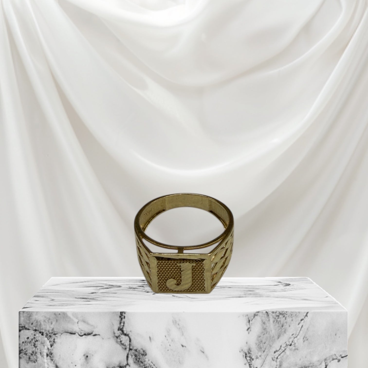 Anillo de nugget con inicial oro 14k